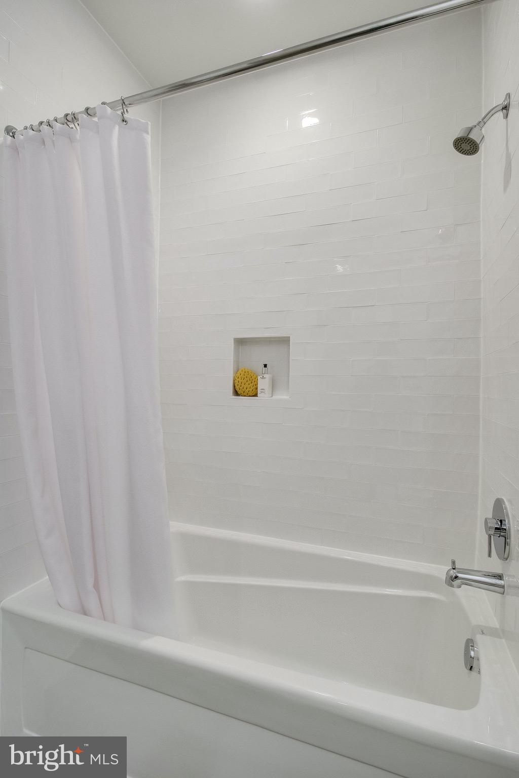 BOTTLING HOUSE - Residential Lease