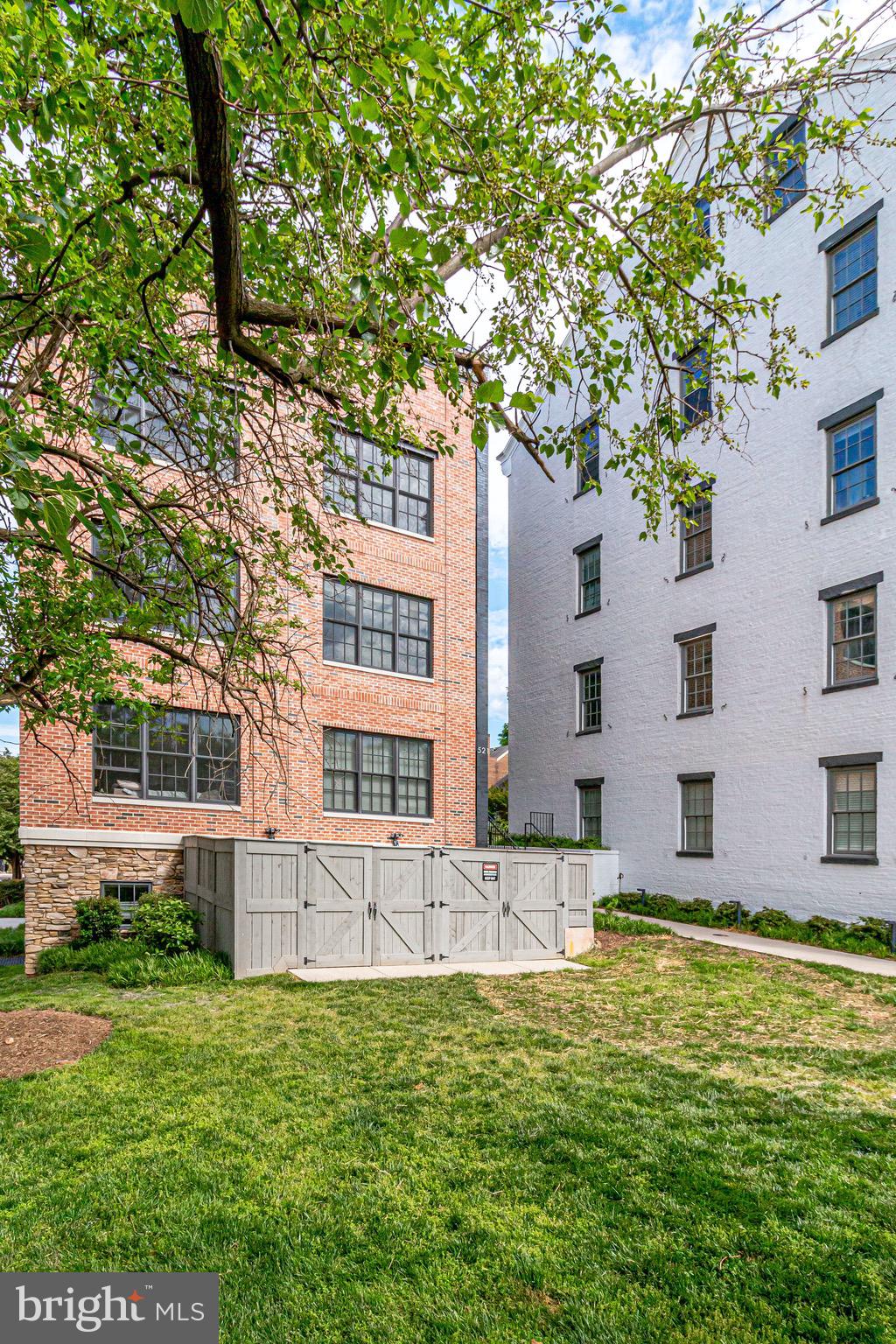 BOTTLING HOUSE - Residential Lease