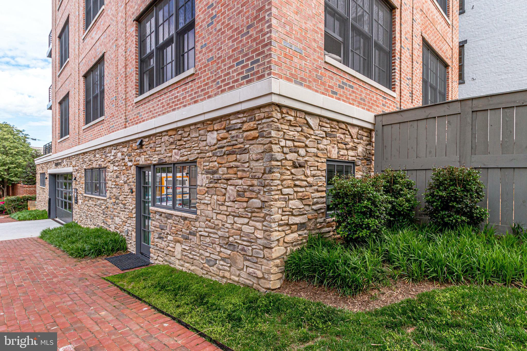 BOTTLING HOUSE - Residential Lease