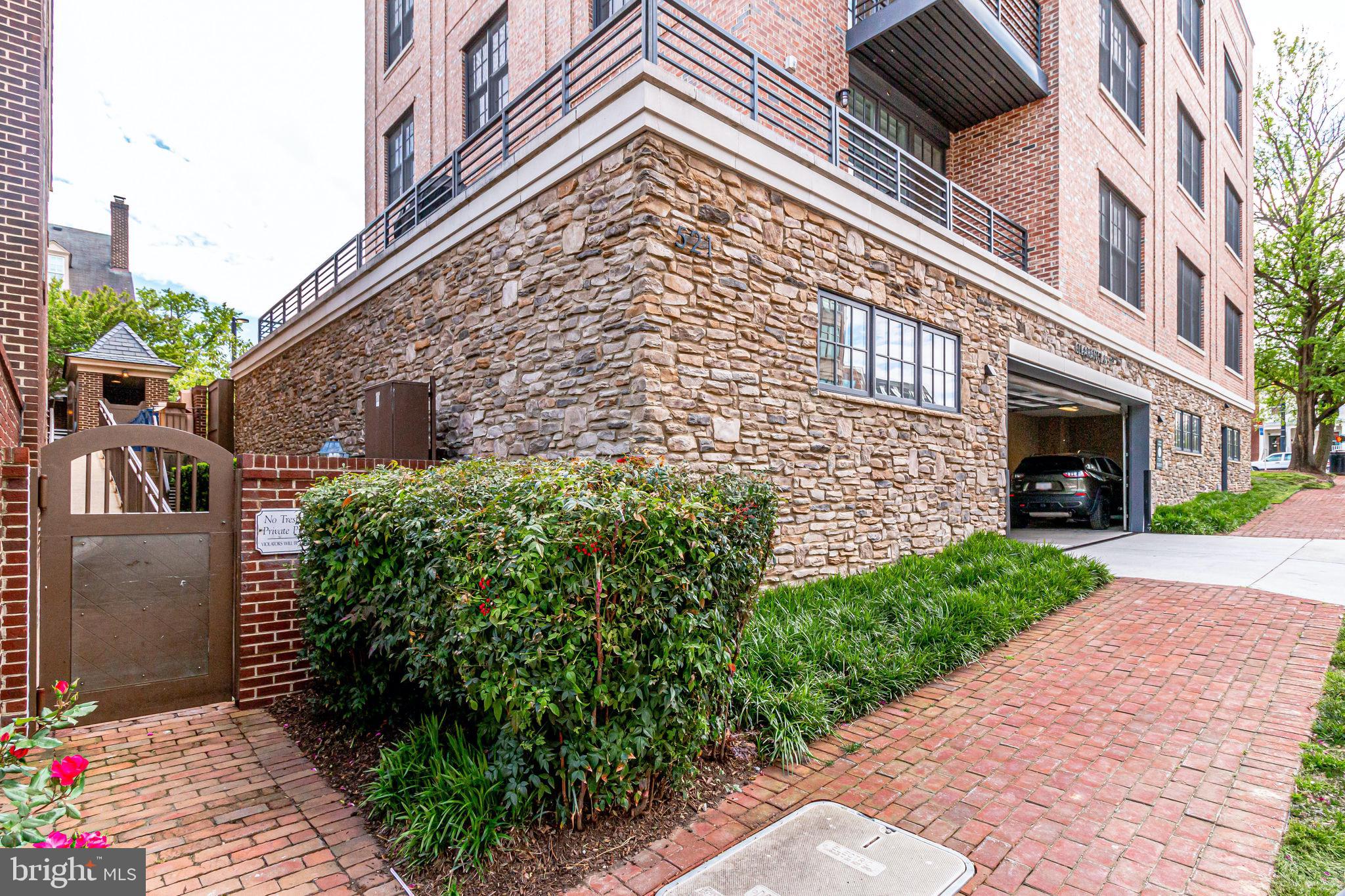 BOTTLING HOUSE - Residential Lease