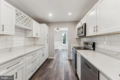 531 Florida Avenue Unit 102, Herndon, VA MLS: VAFX2234538