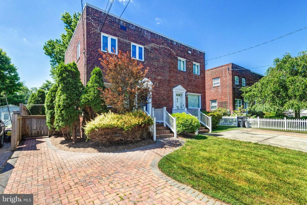 Photo of 5 - A Custis Avenue E, ALEXANDRIA, VA 22301 (MLS # VAAX2051080)