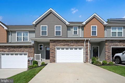 10 HUBBARDTON COURT SINKING SPRING PA 19608