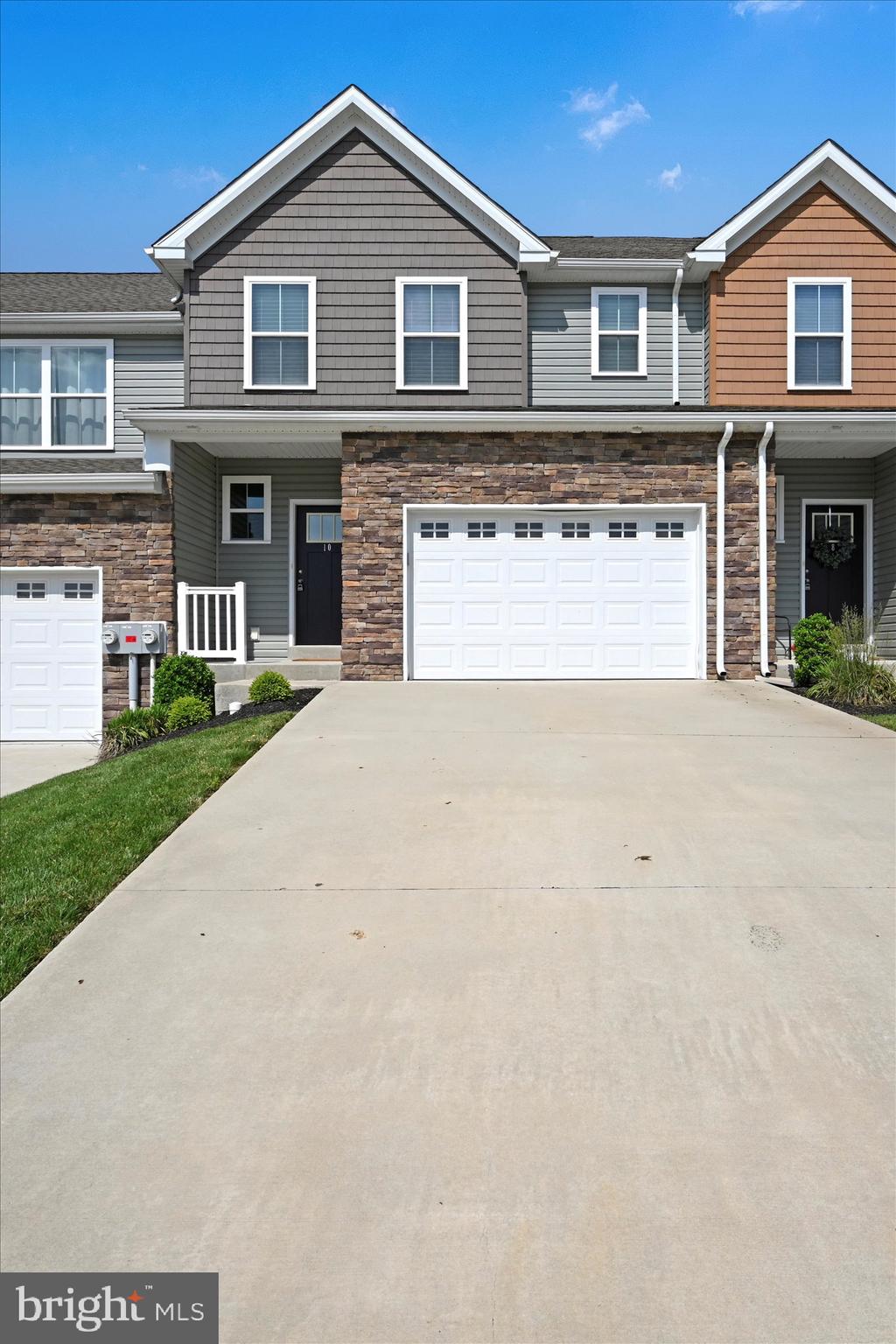 10 HUBBARDTON COURT