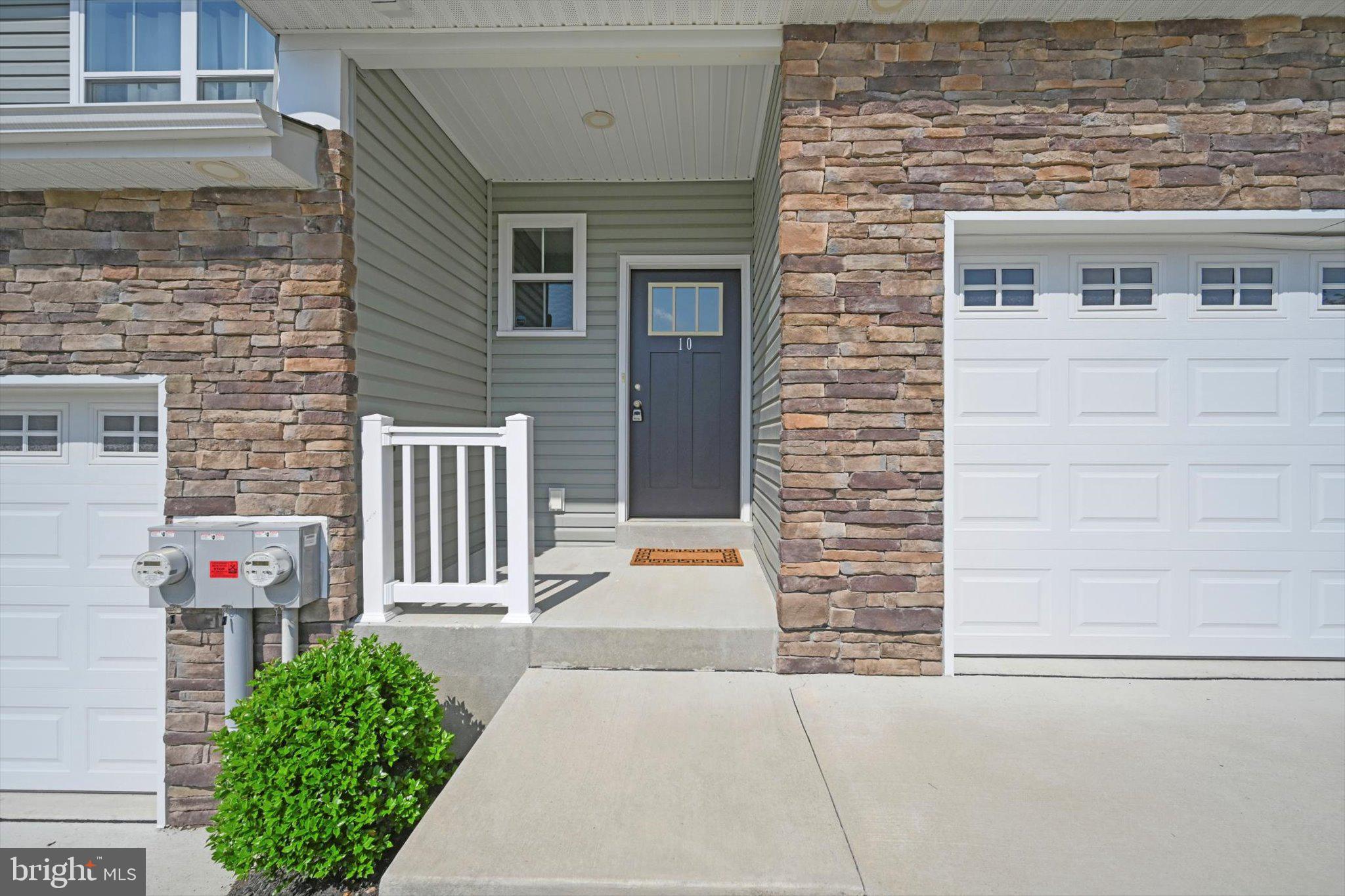 10 HUBBARDTON COURT