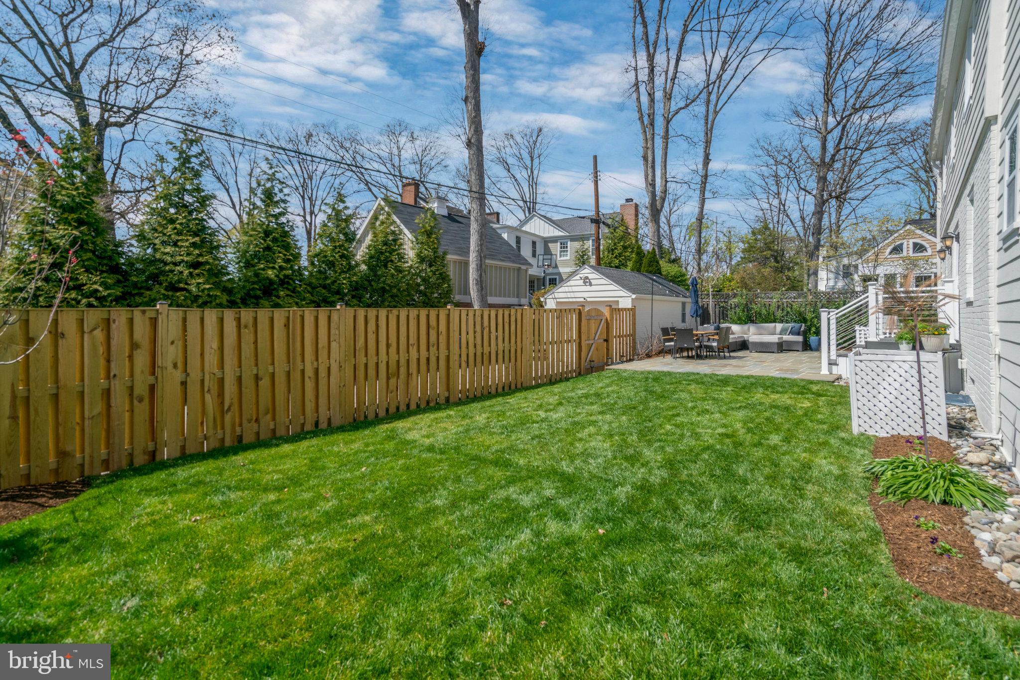 LARCHMONT - Residential