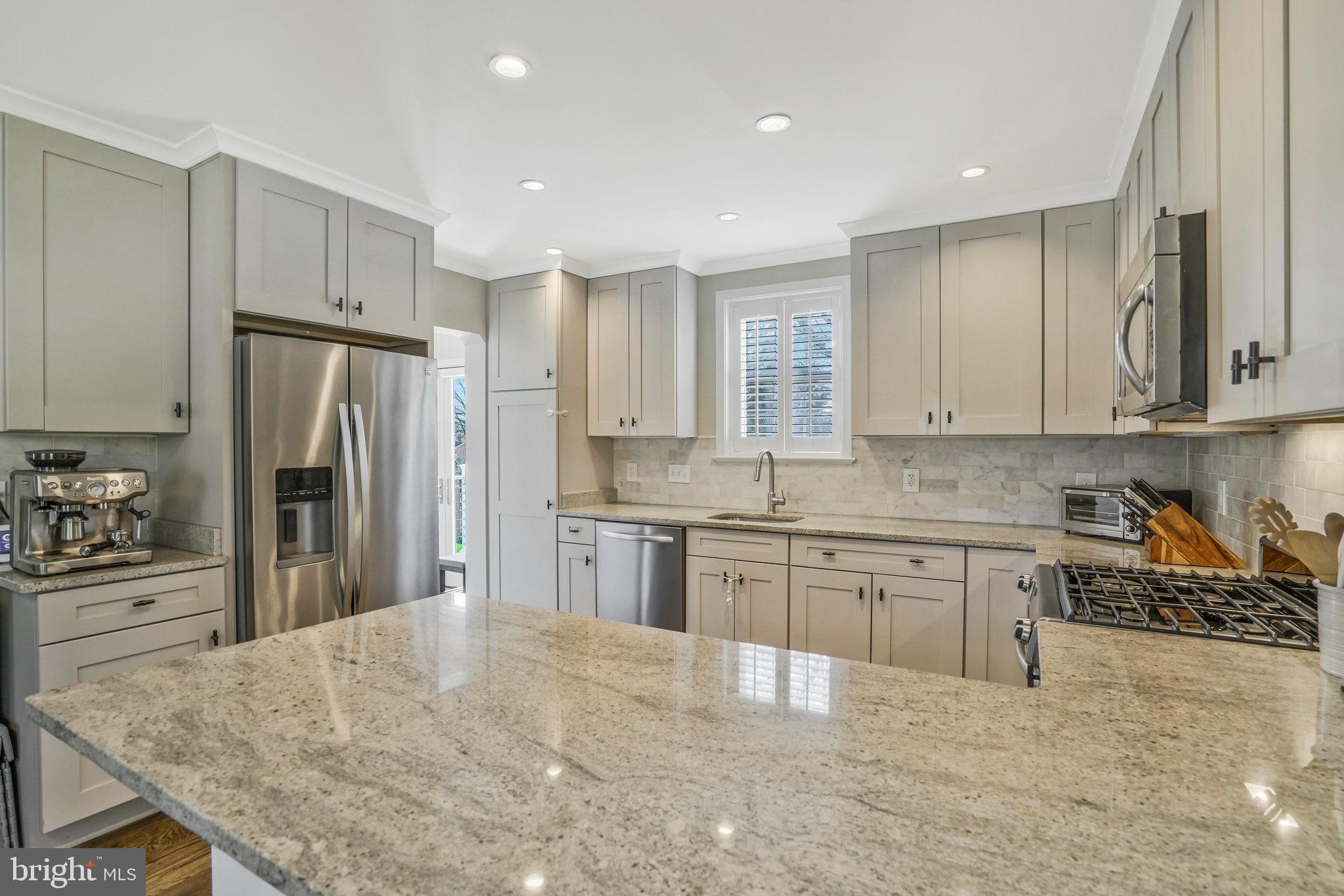 LARCHMONT - Residential