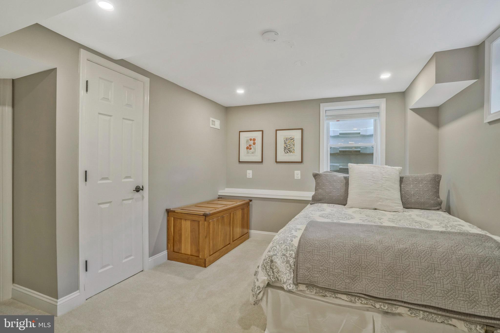 LARCHMONT - Residential