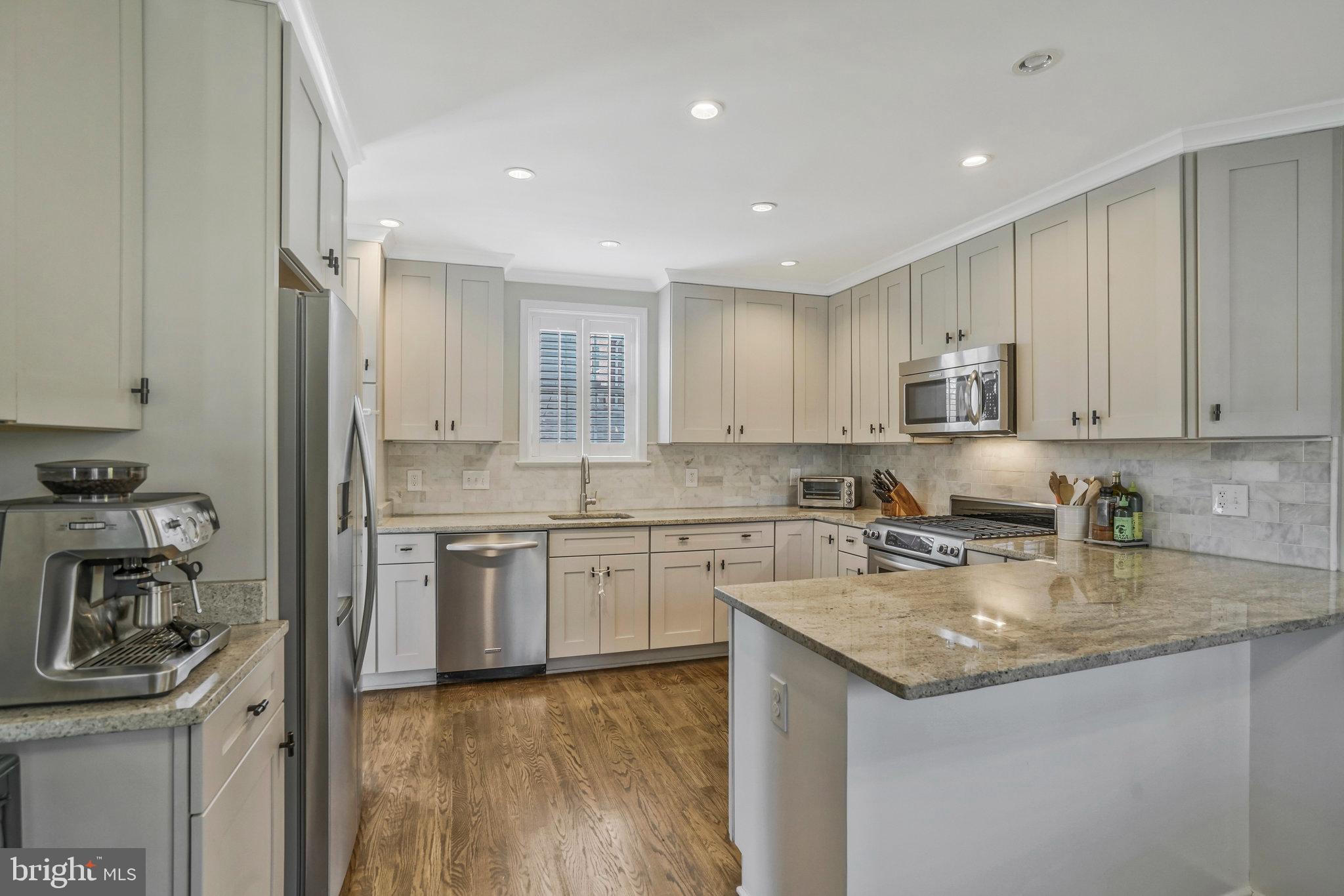 LARCHMONT - Residential