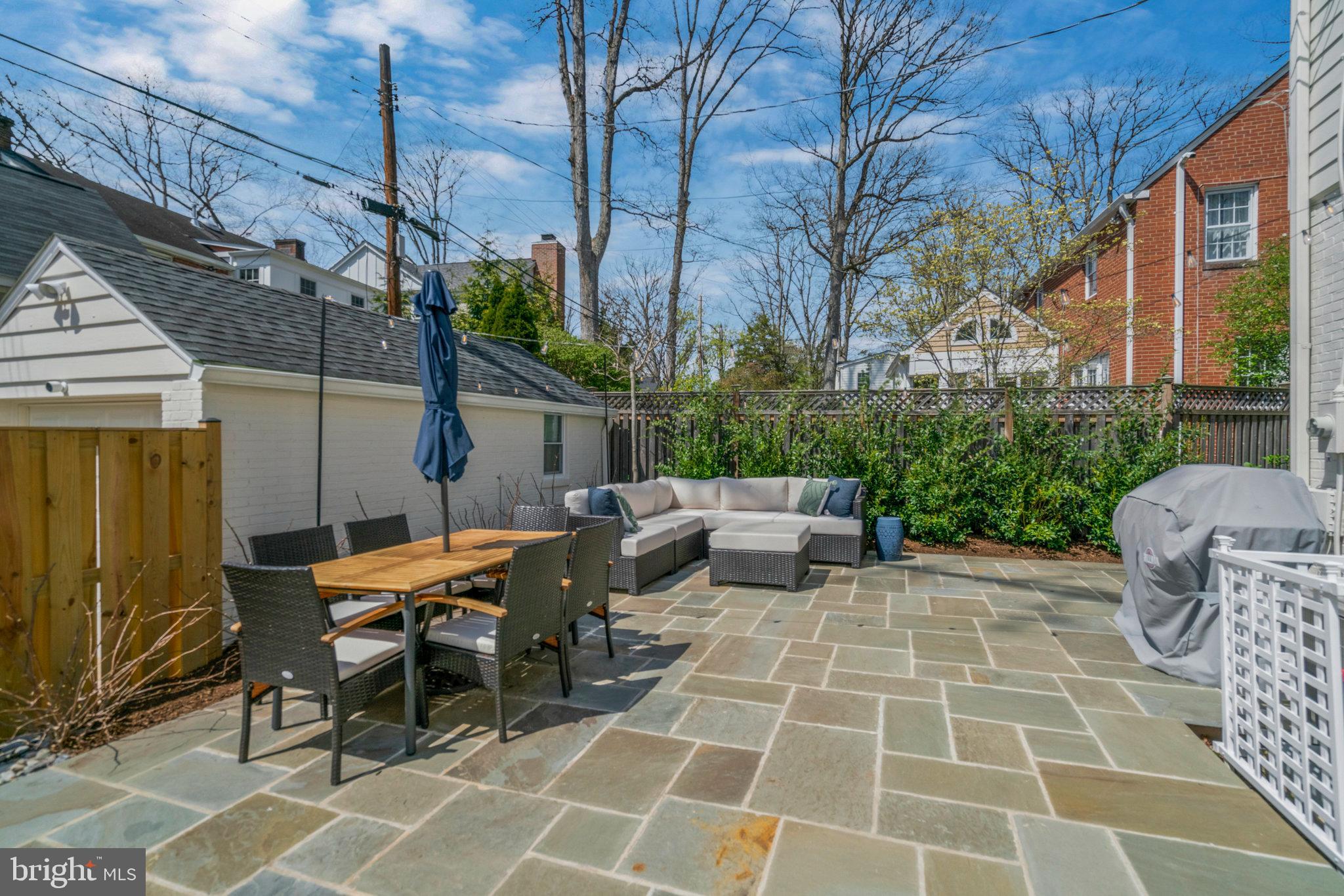 LARCHMONT - Residential