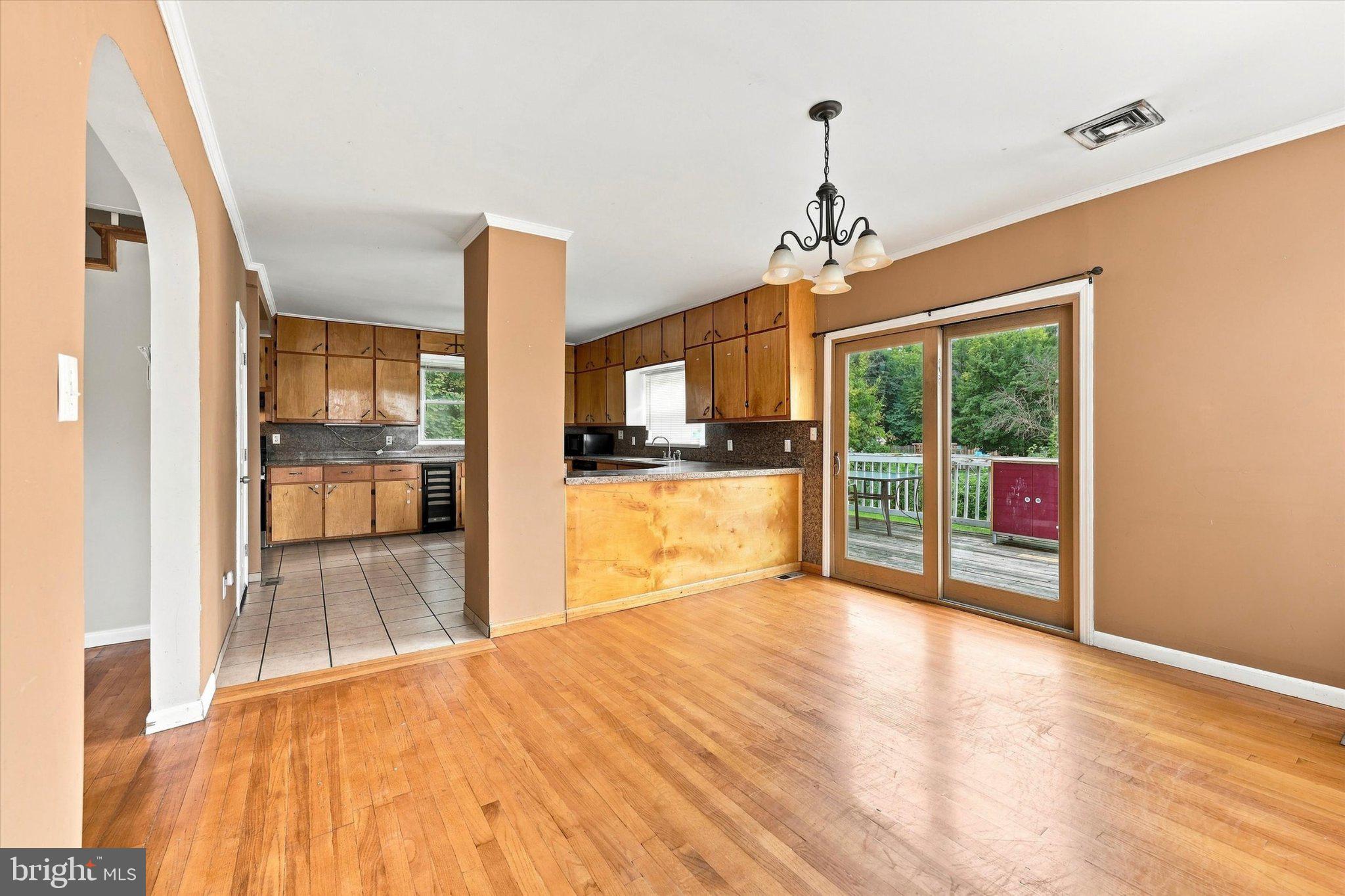 1209 W KINGS HIGHWAY