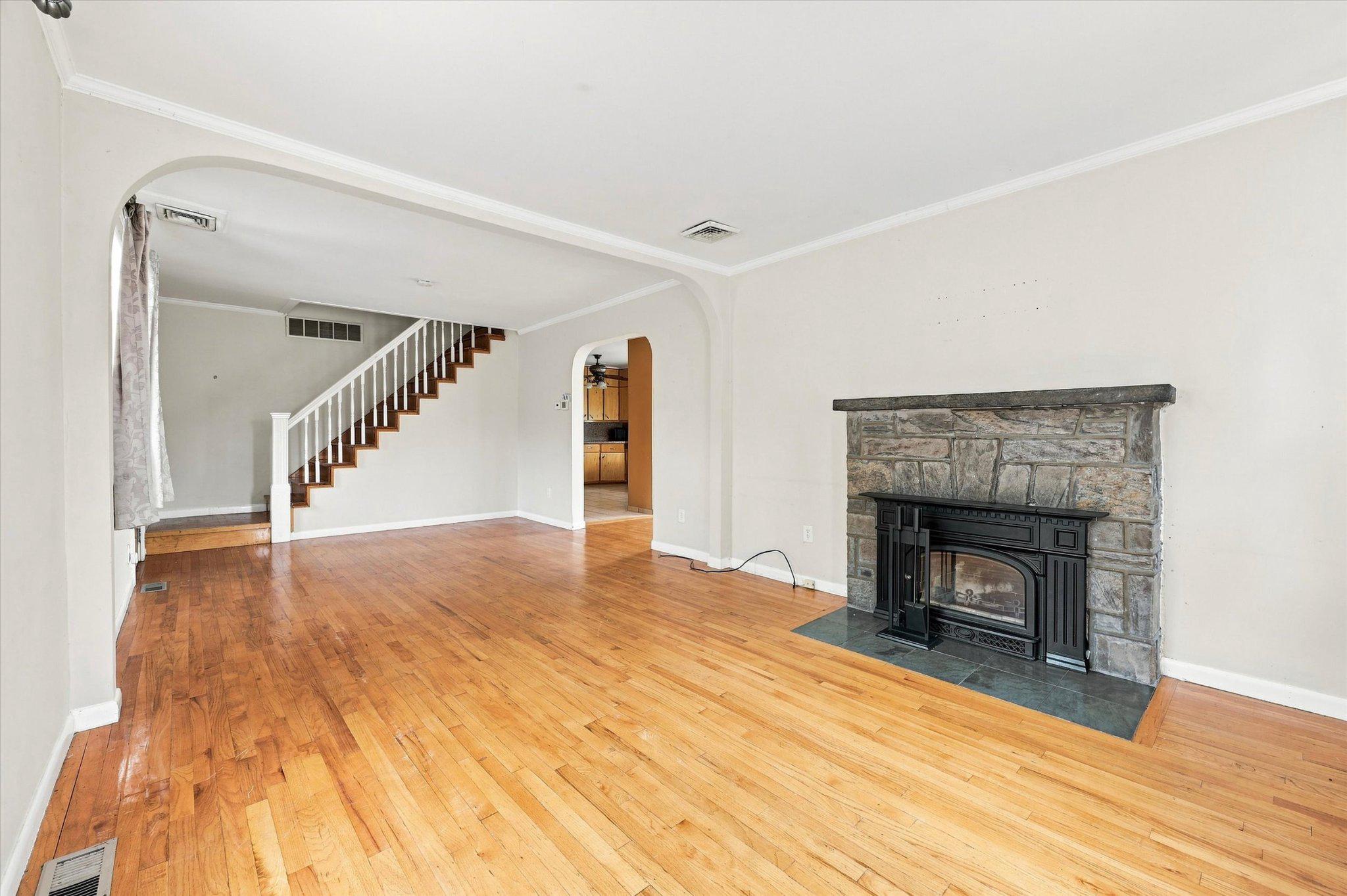 1209 W KINGS HIGHWAY