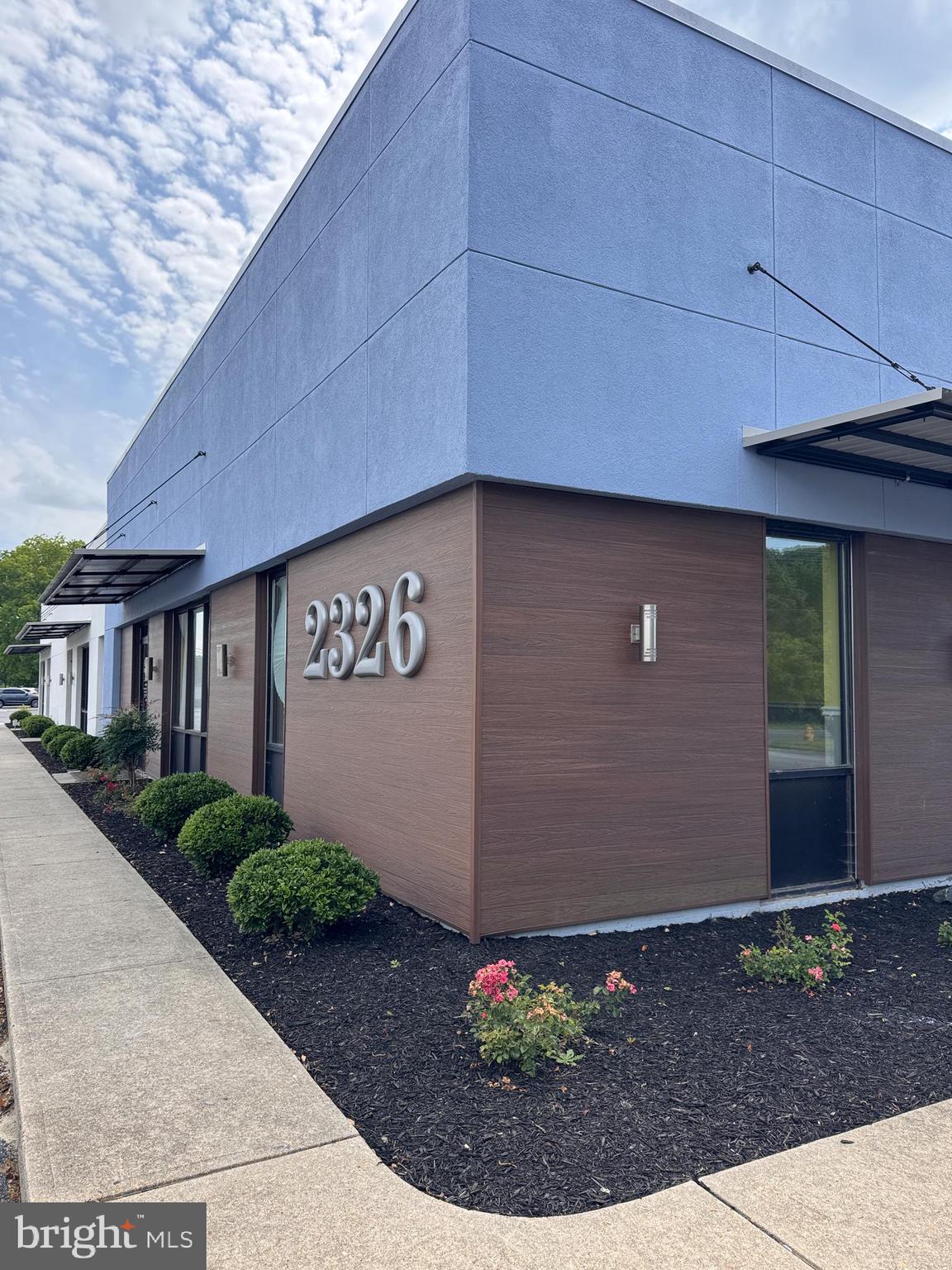Salon space that could be converted to other uses. Front corner unit of the building at the corner of W. Naylor Mill Rd & Goddard Parkway.