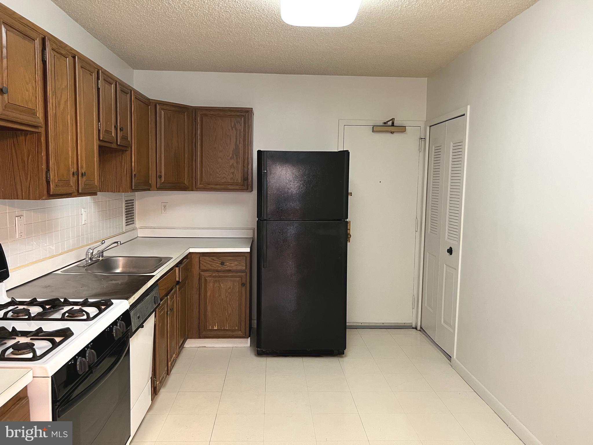 SKYLINE PLAZA - Residential