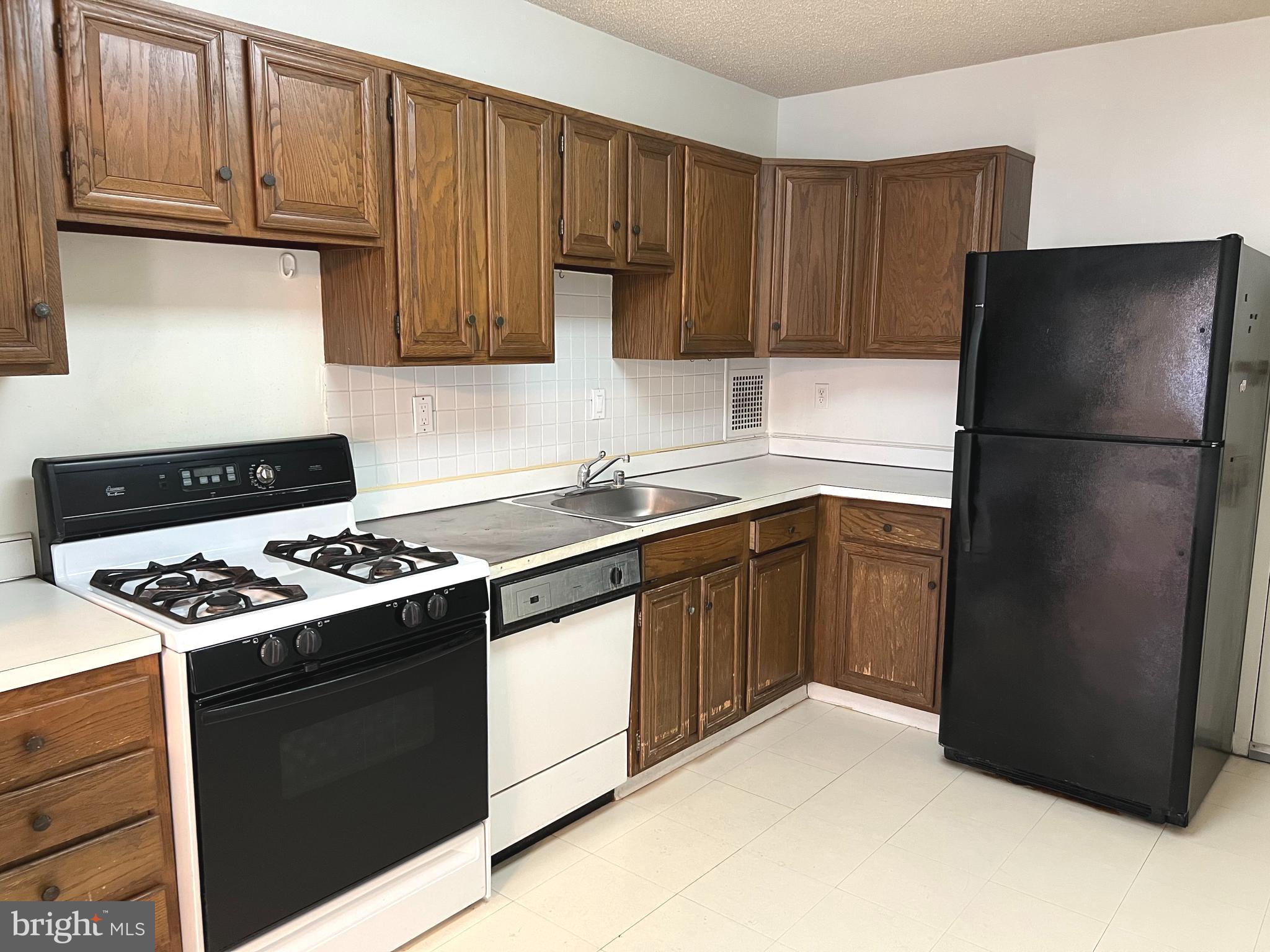 SKYLINE PLAZA - Residential