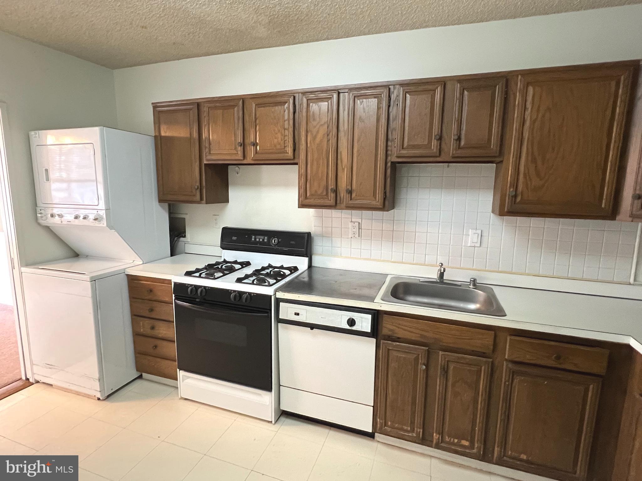 SKYLINE PLAZA - Residential