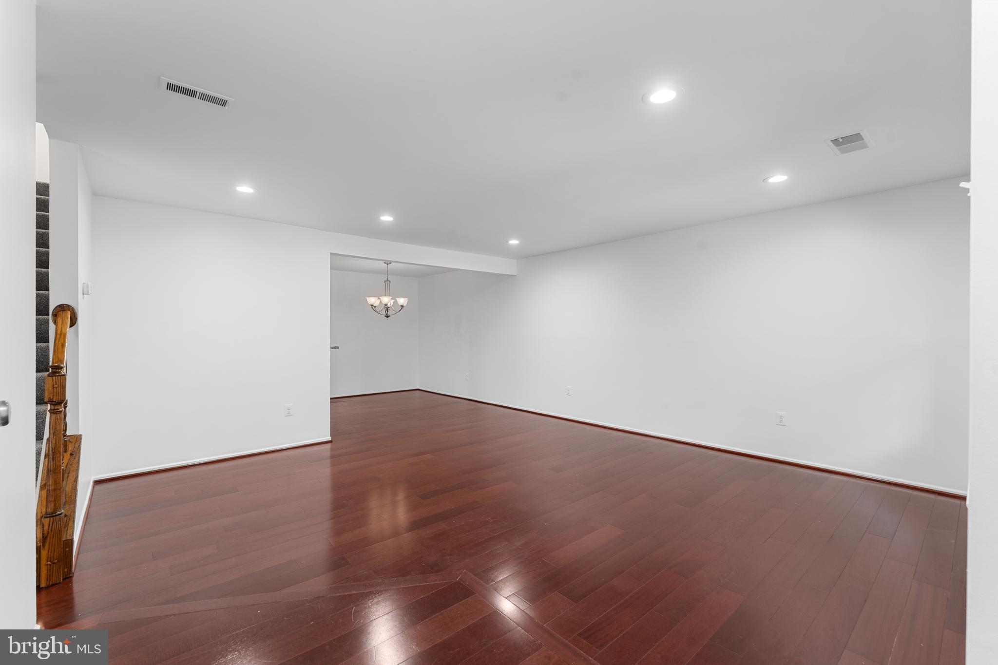 9 ALPEN GREEN COURT 20-208