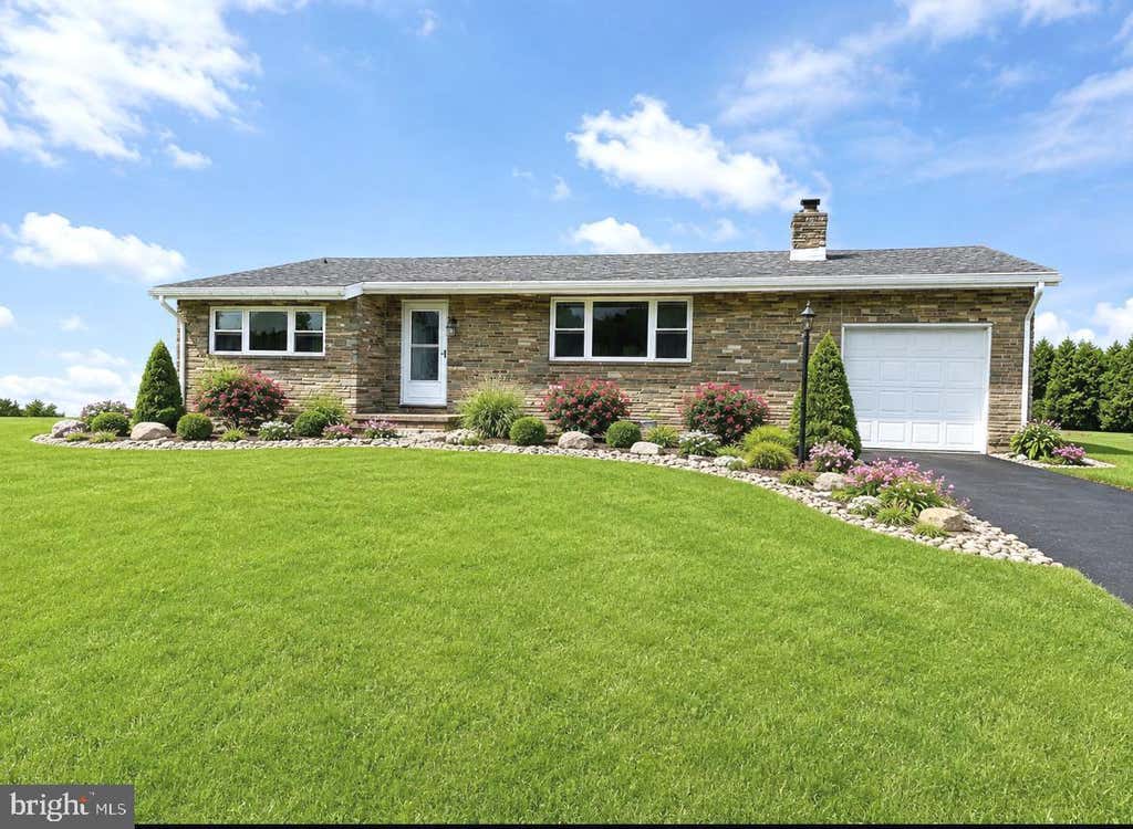 Photo of 7049 Lincoln Highway, THOMASVILLE, PA 17364 (MLS # PAYK2109552)