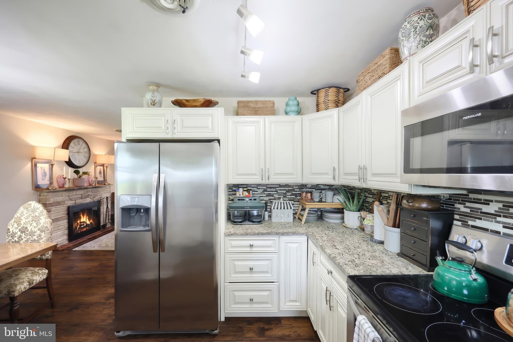7049 LINCOLN HIGHWAY