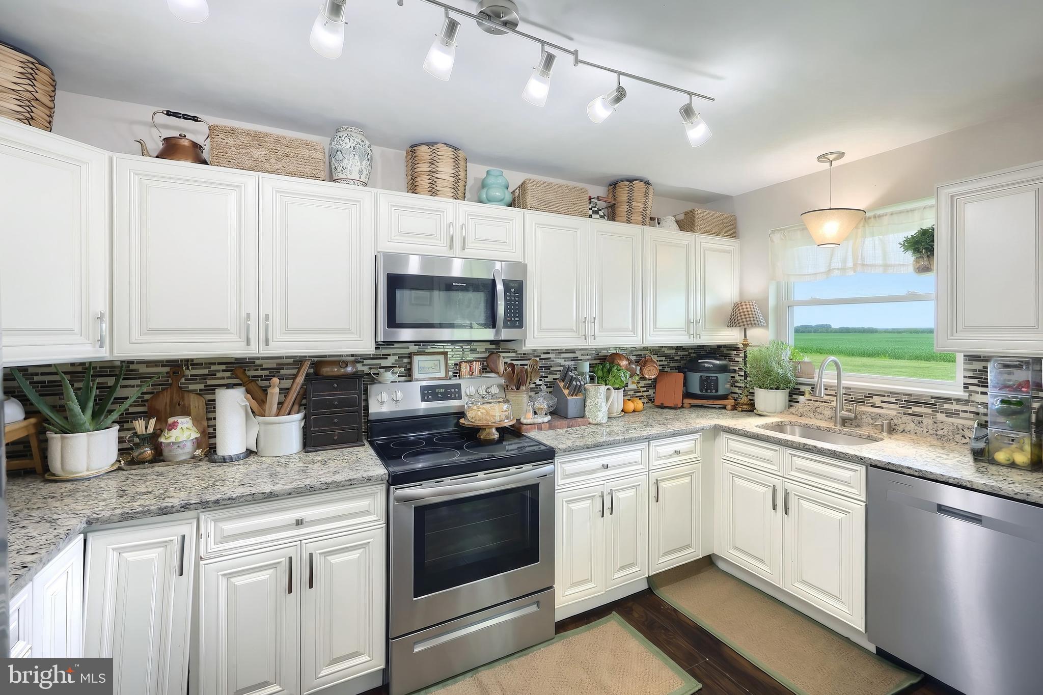 7049 LINCOLN HIGHWAY