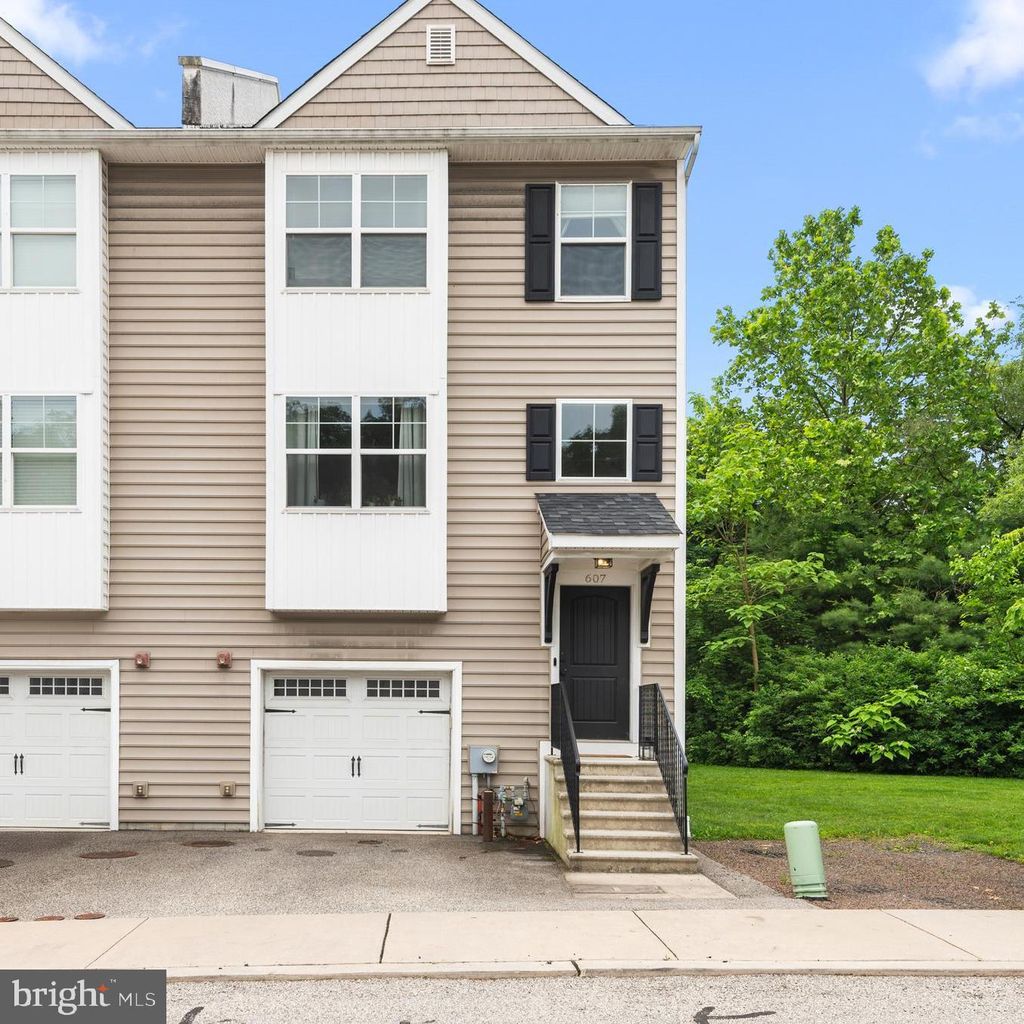 Photo of 607 Apple Street, CONSHOHOCKEN, PA 19428 (MLS # PAMC2153956)