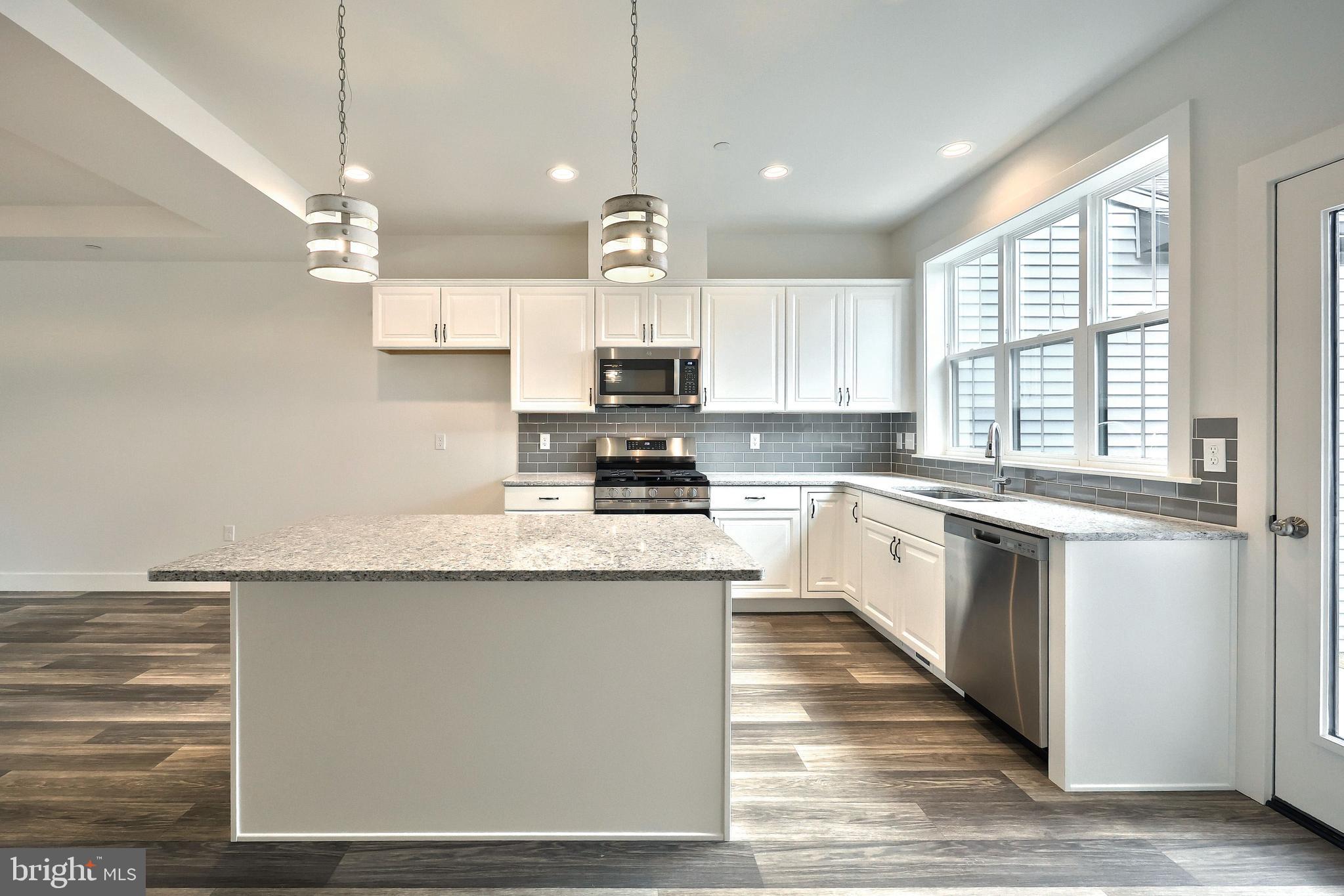 MADISON COURT - Residential