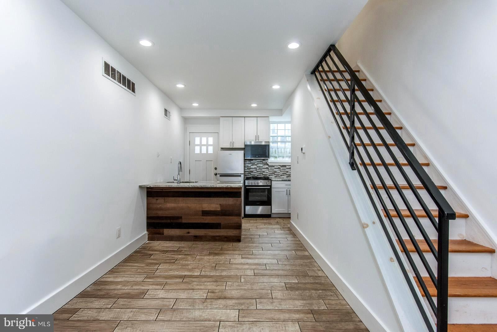 2230 N MUTTER STREET