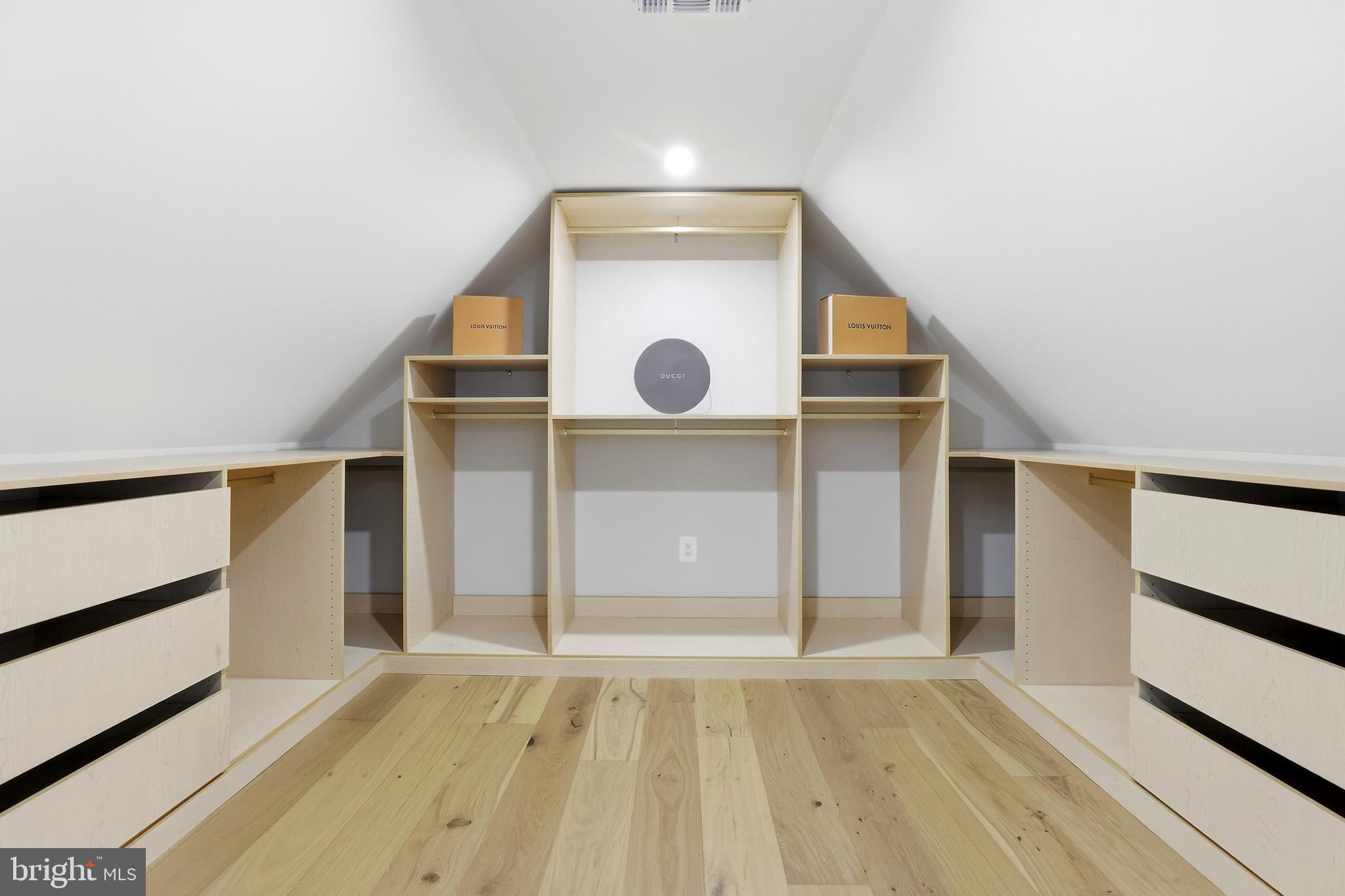 HILLWOOD - Residential