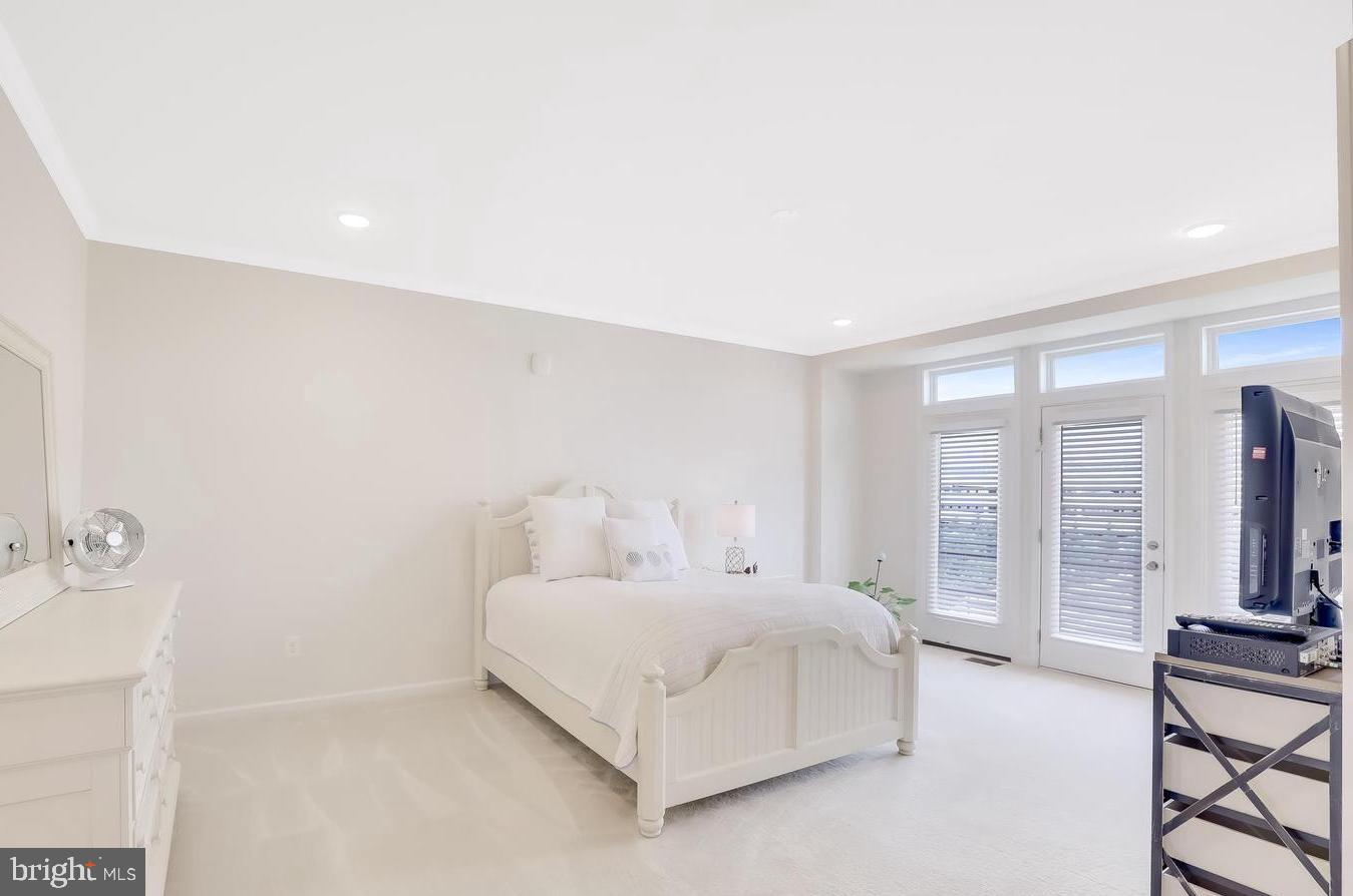 LOFTS AT VILLAGE WALK - Residential Lease