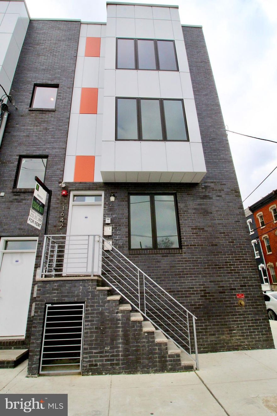 This 2 bed / 2 bed boast just over 1,000 square feet of pure luxury.  Brand new construction with all high end finishes. Quartz counter tops, ceramic tile, old solid hardwood floors, all stainless steel appliances.   9' ft ceilings , laundry room in unit,  walk in closets are just a few more additions to this gorgeous unit.  Close to transportation and downtown. Tentatively available June 7

UNIT AMENITIES
Air conditioner, Balcony, deck, patio, Dishwasher, Fenced yard, Hardwood floors, Heat - electric, Laundry room / hookups, Microwave, Refrigerator, Stove and oven, Walk-in closets