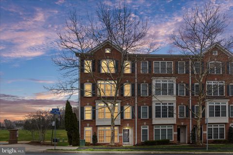 Condo For Sale - 4608 Battenburg Lane #832<br/> FAIRFAX, VA 22030