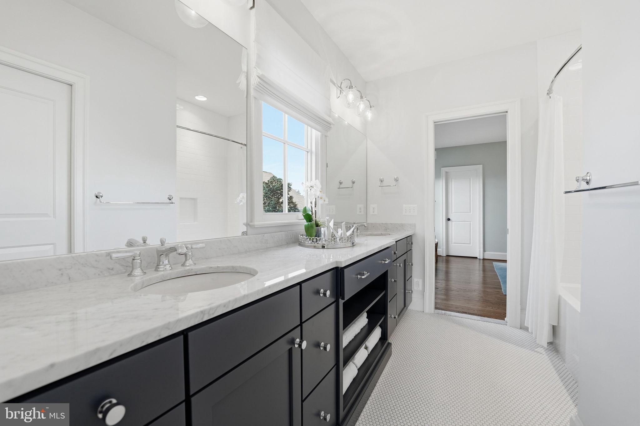 LYON VILLAGE - Residential