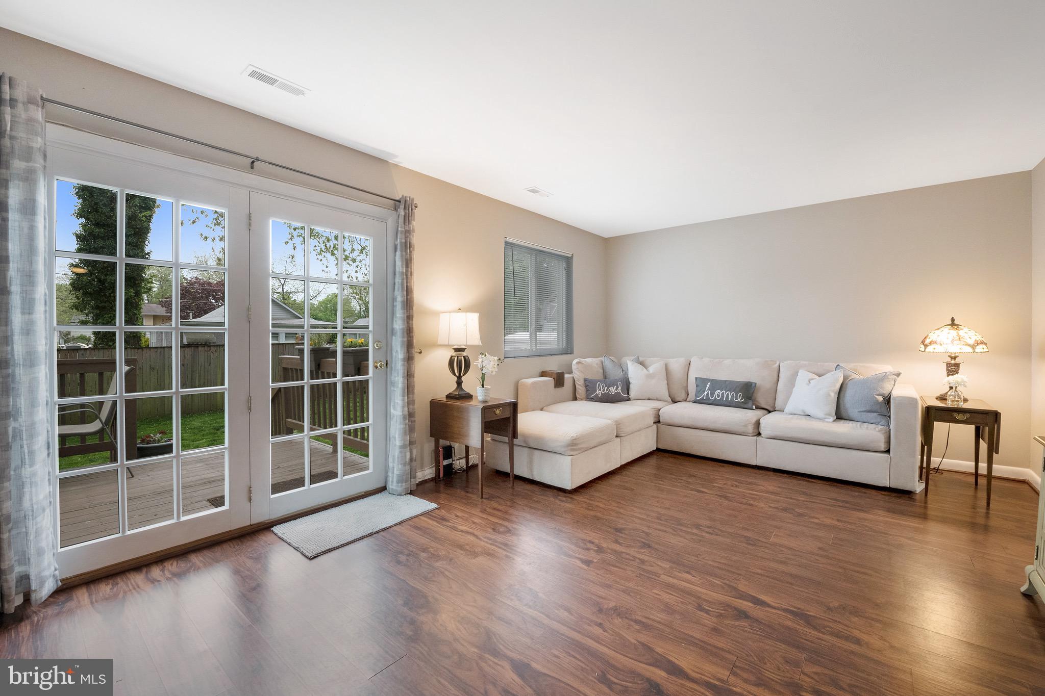 WOODLAND BEACH - Residential