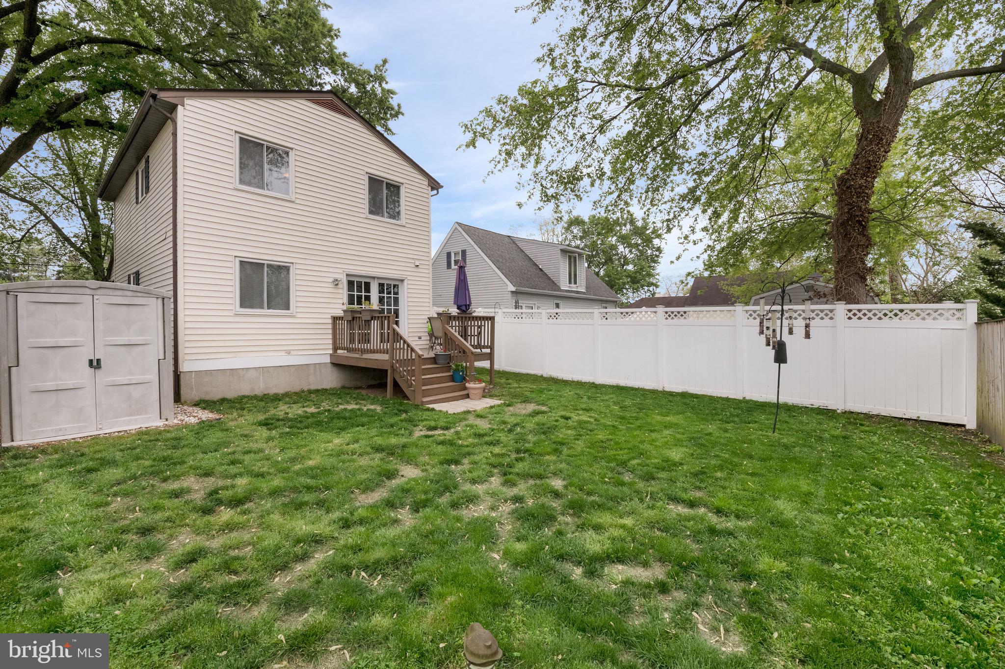 WOODLAND BEACH - Residential