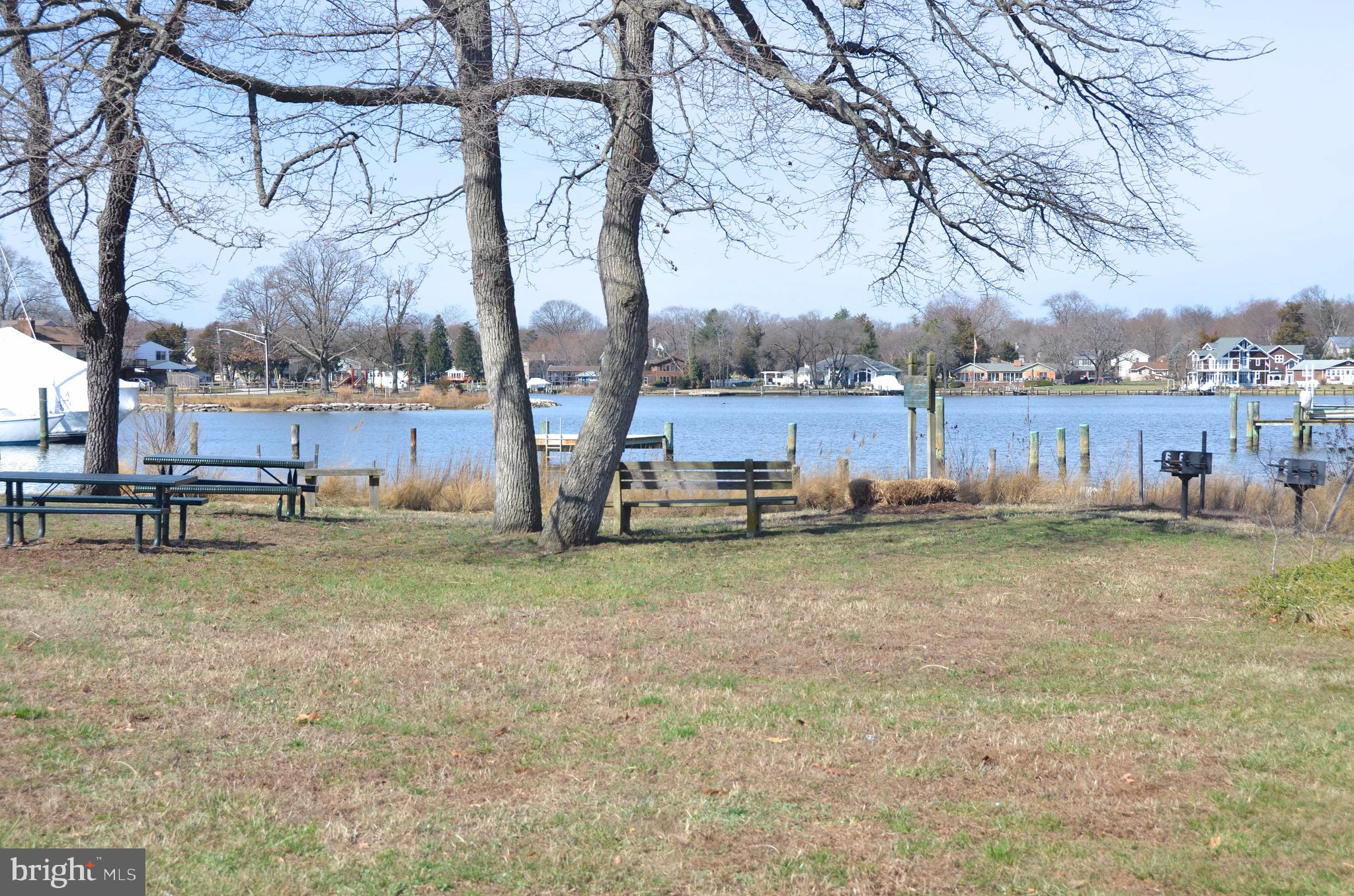 WOODLAND BEACH - Residential