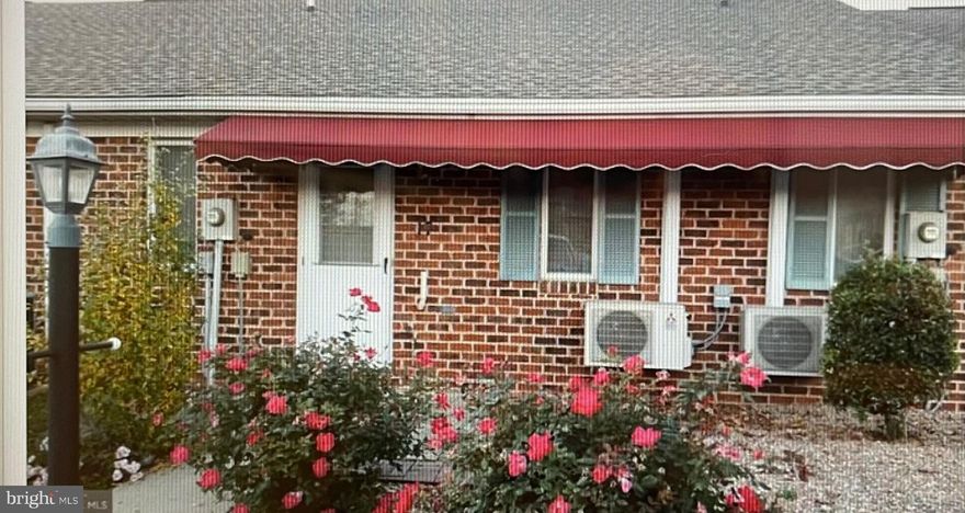 Well maintained 2 bedroom, 1 bath interior townhouse. Conveniently located near shopping, restaurants, and schools. Borough utilities. No pets. Company #RB065746/Agent # RS330481