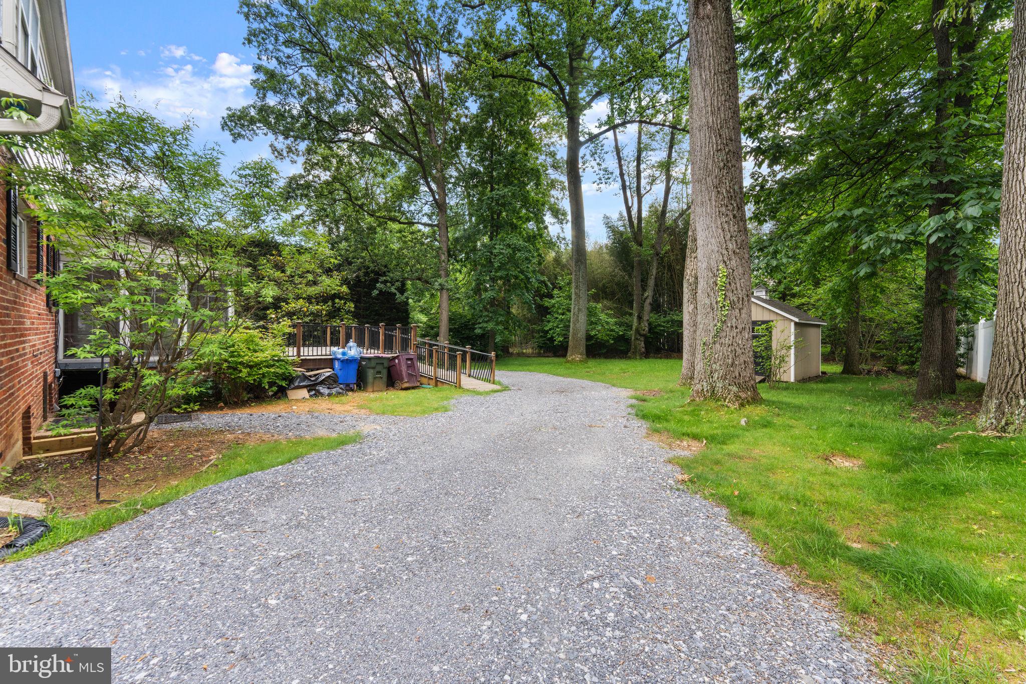 ROCKVILLE OUTSIDE - Land