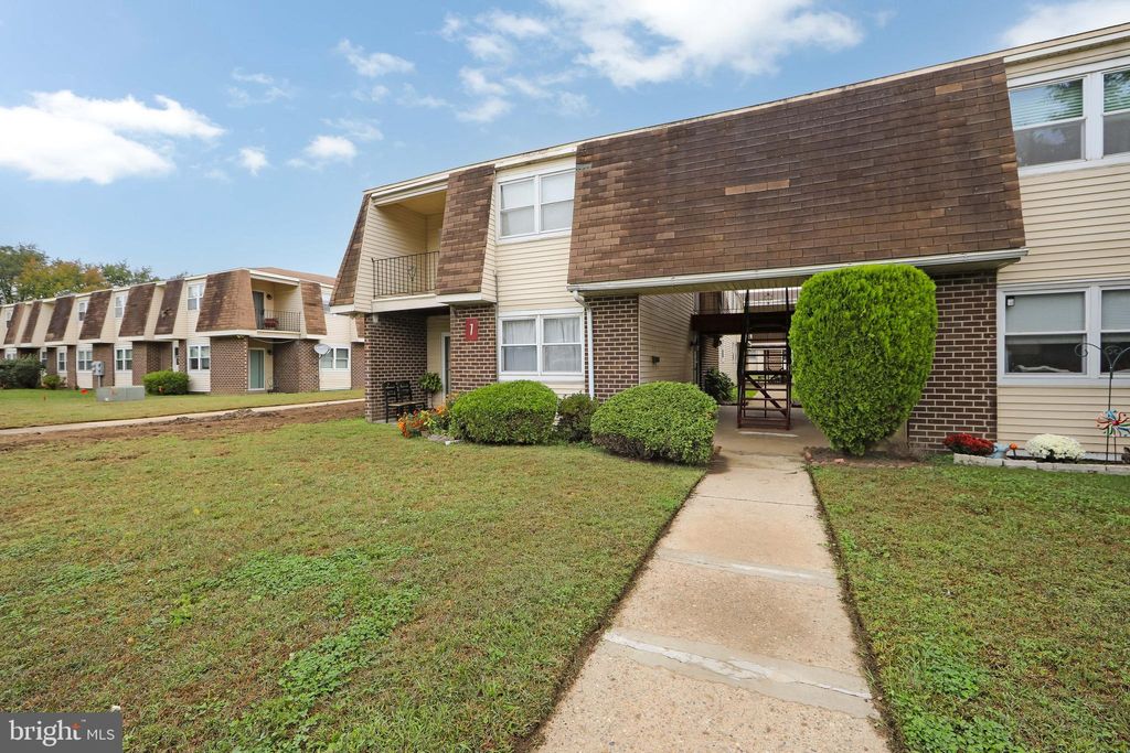 Photo of 7 Florence Tollgate Pl #5, FLORENCE, NJ 08518 (MLS # NJBL2097810)