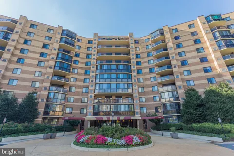 8360 Greensboro Drive Unit 212, McLean, VA MLS: VAFX2238966