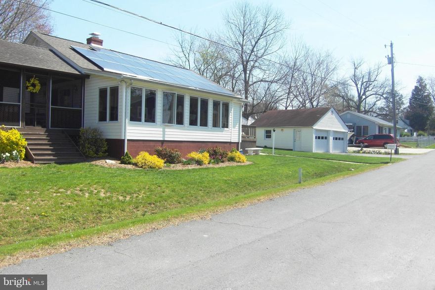 PRIME LOCATION JUST ACROSS THE STREET FROM WATER ACCESS AND COMMUNITY PARK. SPECTACULAR VIEWS!!!  NICE LARGE COUNTRY KITCHEN W/NEWER APPLIANCES, BRICK MASONRY FIREPLACE, SCREENED PORCH, SUN ROOM,  DOUBLE SLIDING GLASS DOOR OFF DINING RM . SOLAR PANELS LEASE TO CONVEY. MANY IMPROVEMENTS INCLUDES; ROOF, SMOKE DETECTORS, INSULATION.