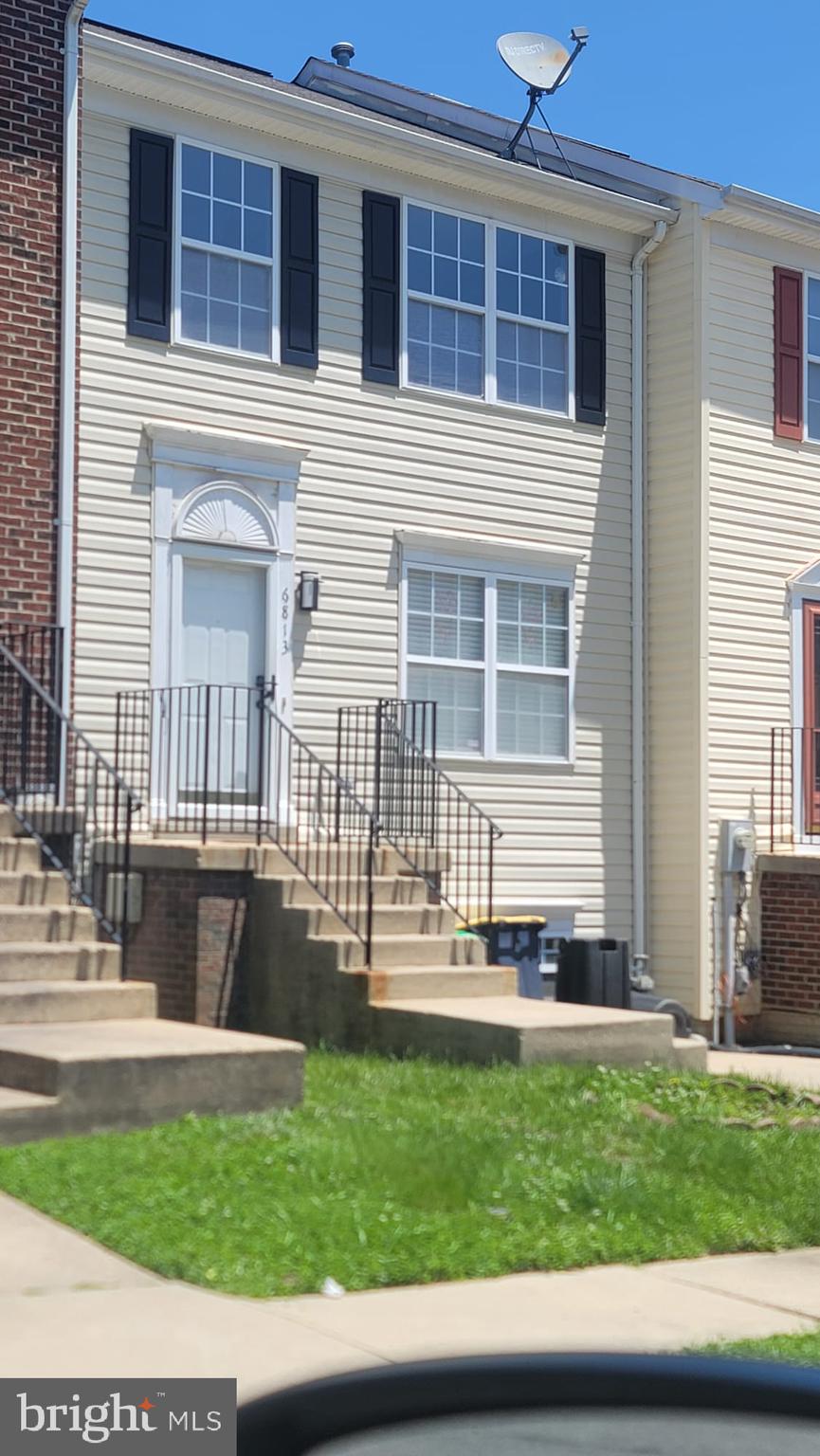 ONLY THE UPPER TWO LEVELS ARE GOING TO BE RENTED EXCLUDING THE BASEMENT. THE BASEMENT IS OCCUPIED AND NOT INCLUDED FOR RENT. RENT INCLUDE UTILITIES, NO WASHER & DRYER UNIT.
Welcome to a Freshly Remodeled town house with 3 beds , 2 & 1/2 Baths in the Lanham Community. The spacious and bright living room and dining room are very pleasant and have new vinyl flooring. The upper level has three bedrooms and two full baths.