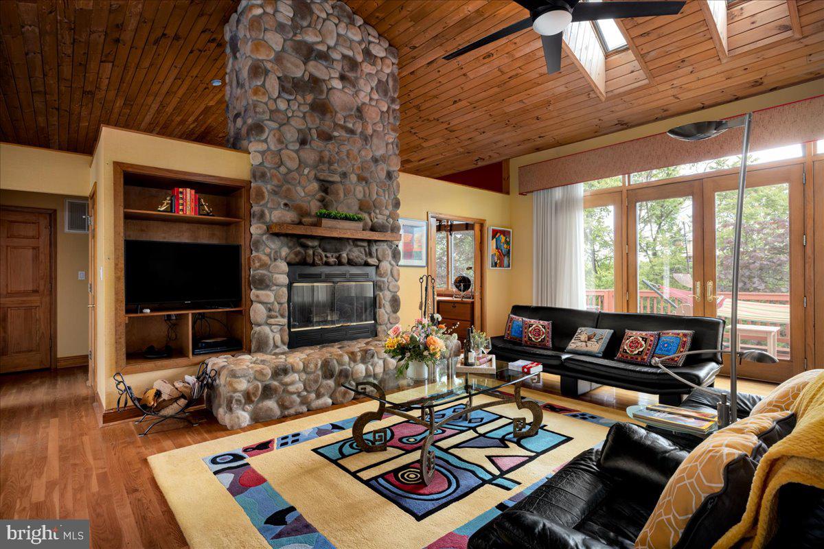 CREST RIVER FARMS - Residential