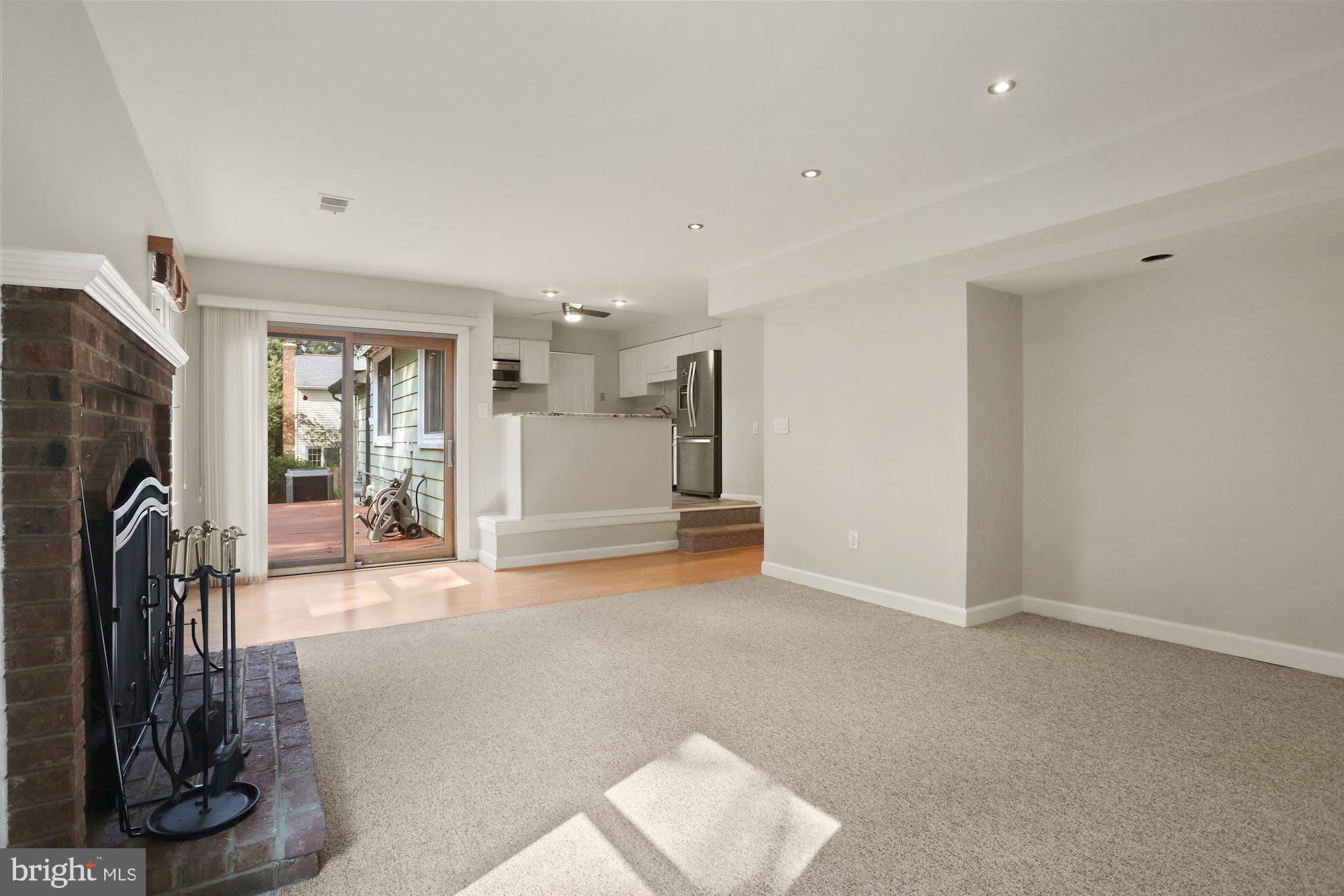 MANOR LAKE - Residential