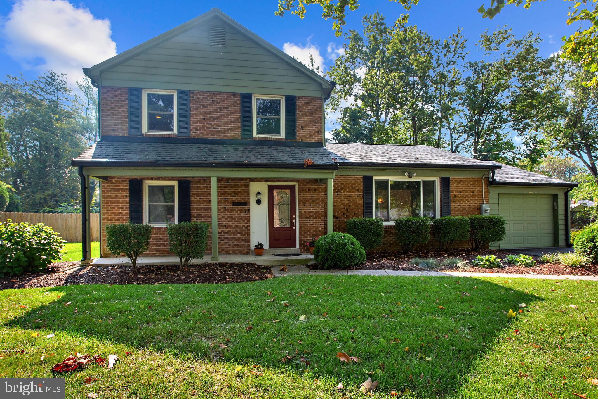 MANOR LAKE - Residential