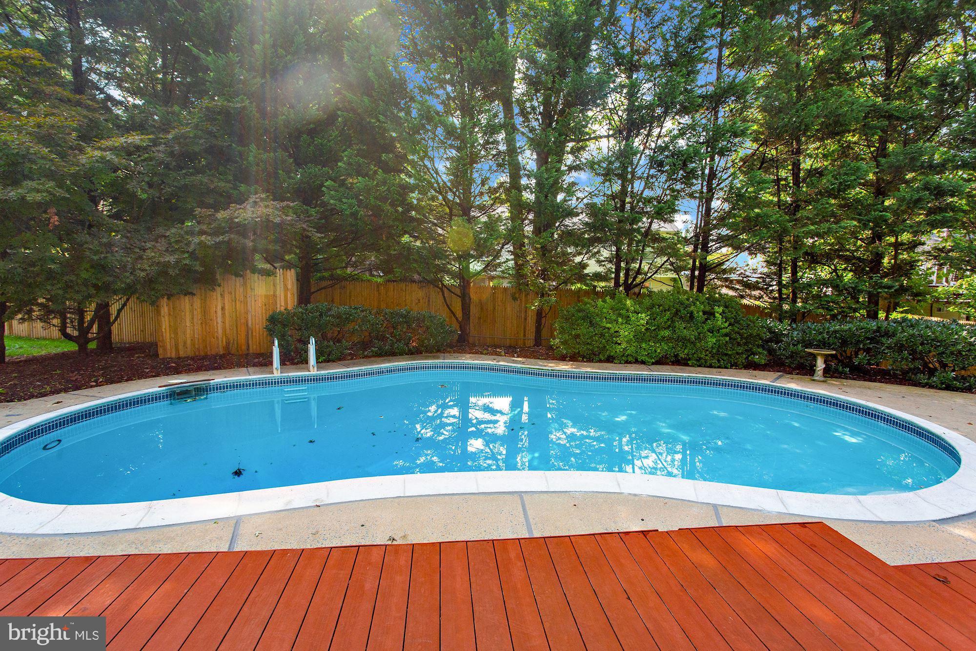 MANOR LAKE - Residential