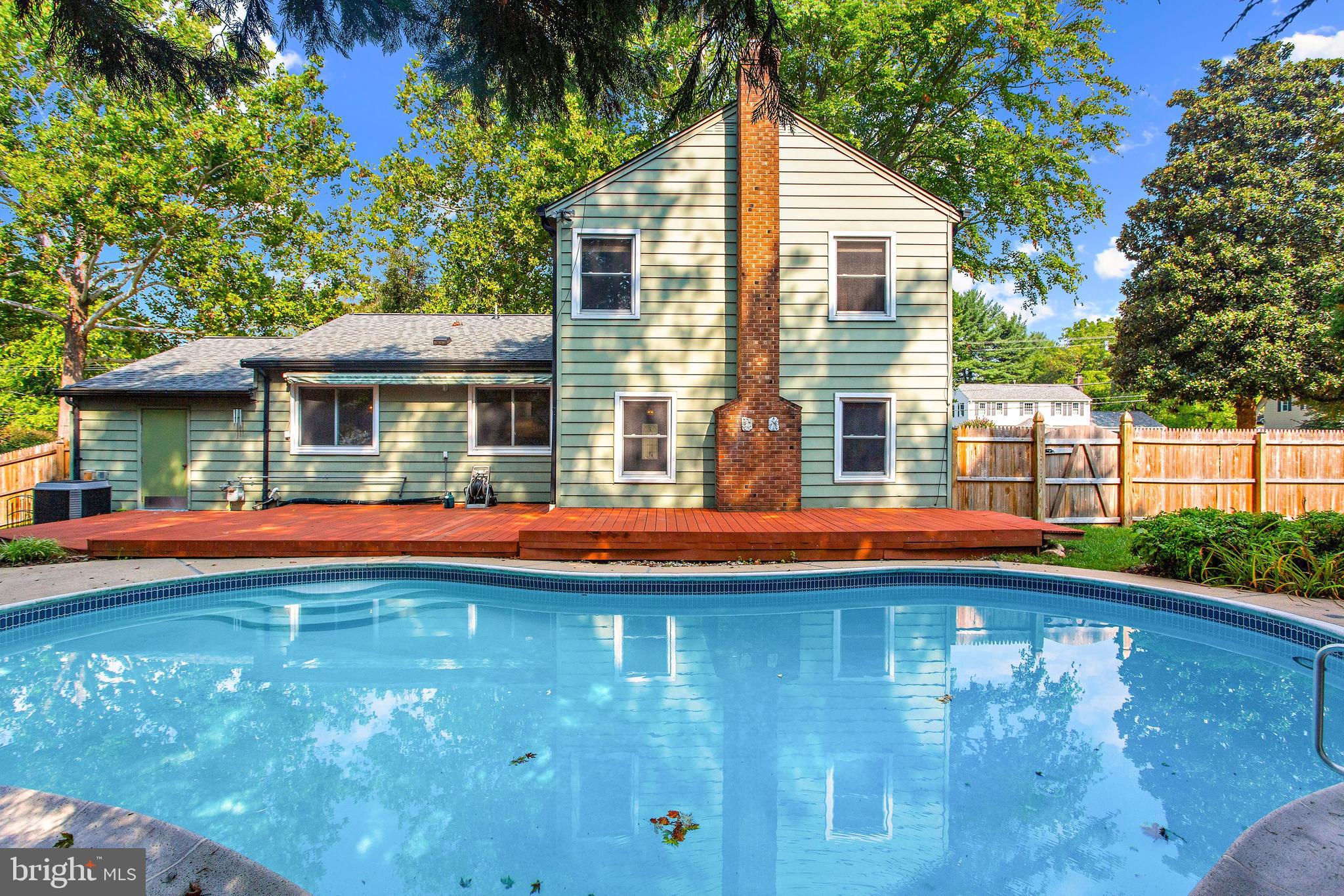 MANOR LAKE - Residential