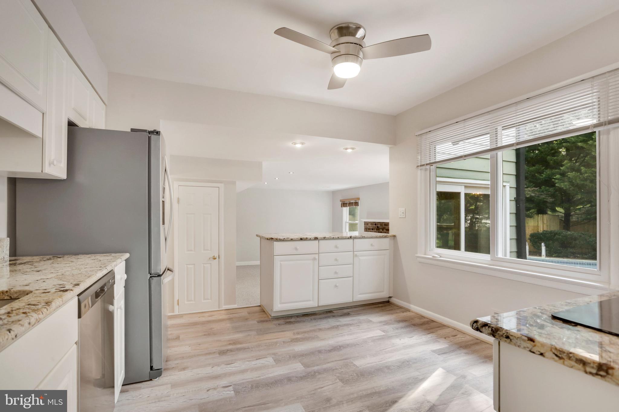 MANOR LAKE - Residential