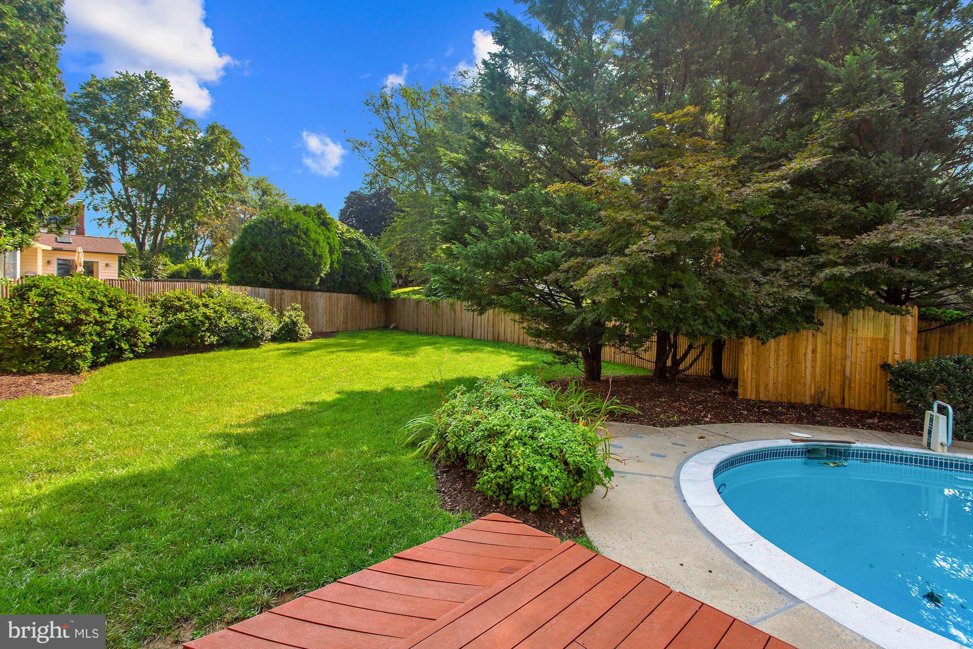 MANOR LAKE - Residential