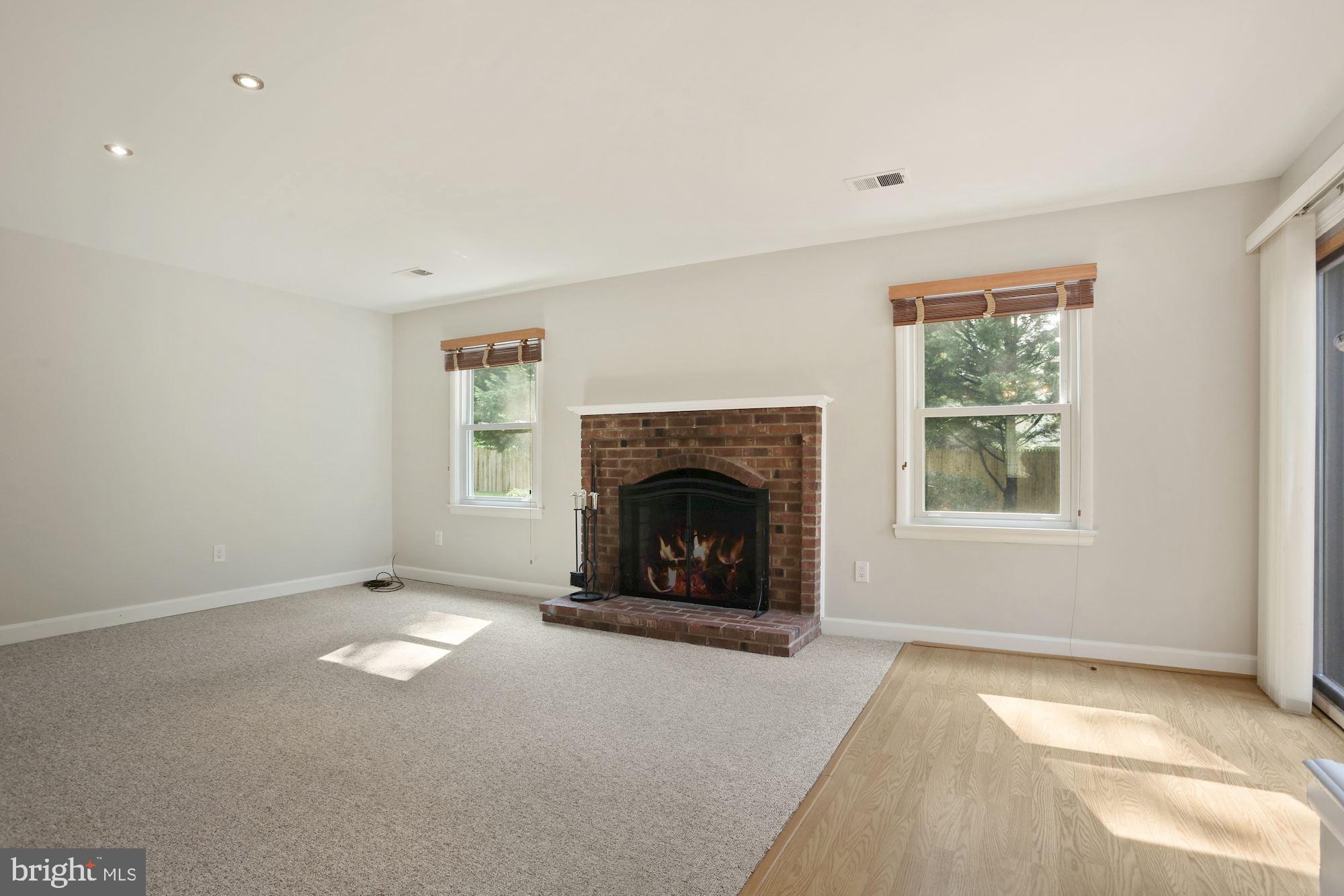 MANOR LAKE - Residential