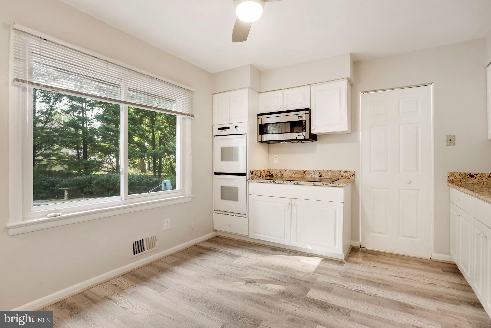 MANOR LAKE - Residential